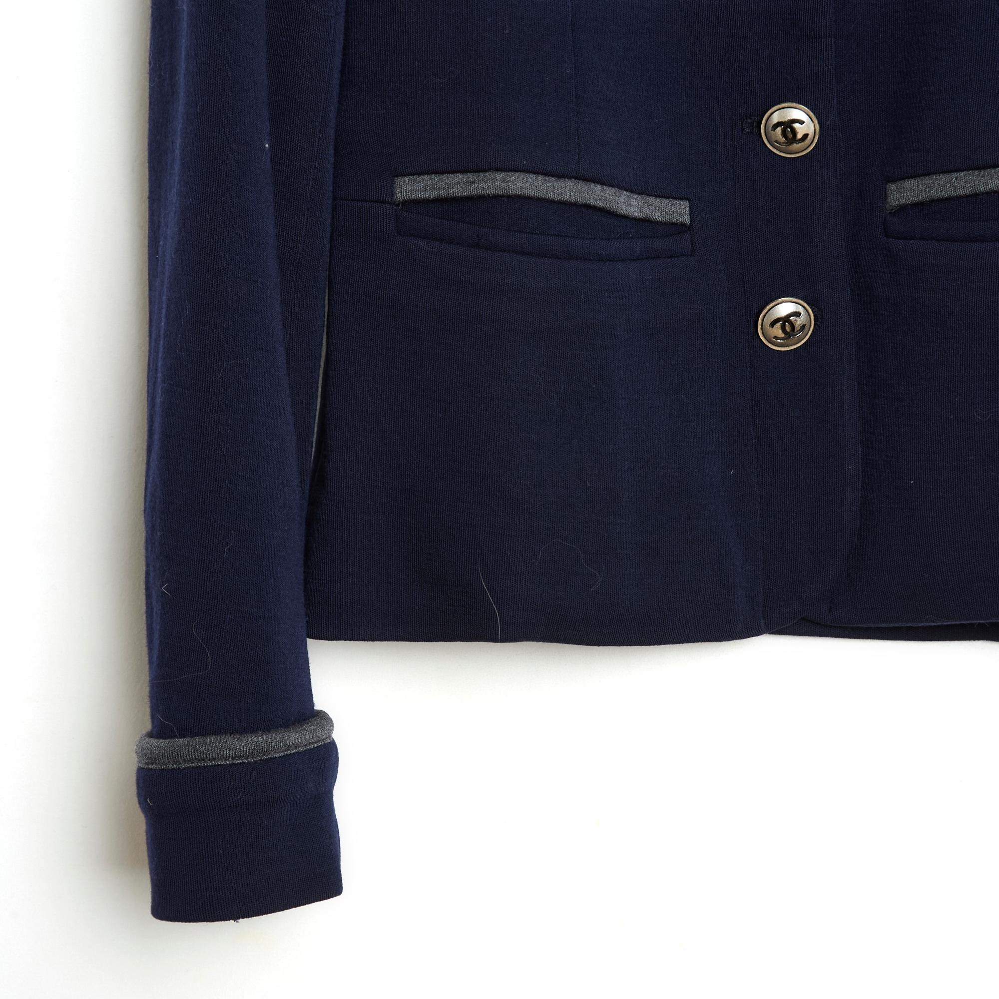 Chanel jacket from the Métiers d'Art Shanghai or Pre Fall 2010 collection, blazer style in navy blue wool jersey with gray piping, shawl collar closed by 3 CC buttons, 2 slit pockets on the hips and a chest pocket, long sleeves with piping lapels,