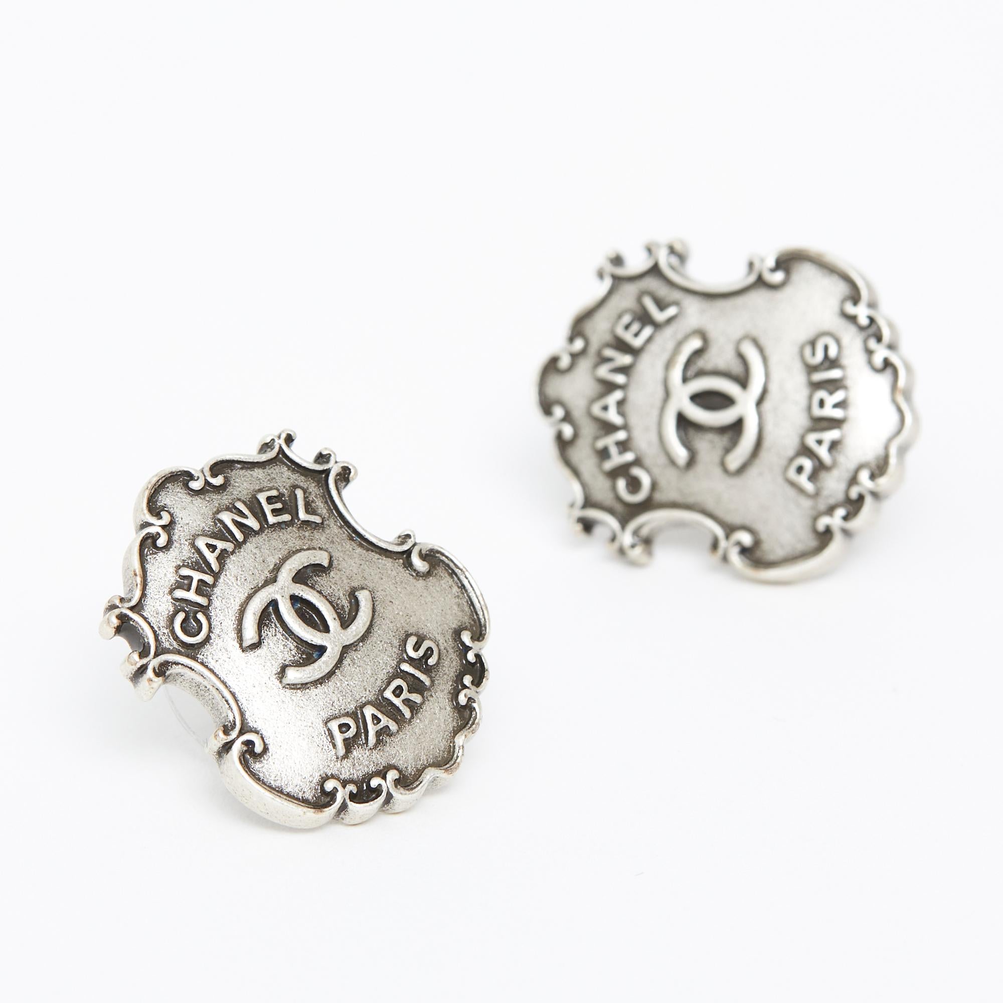 Chanel PF2014 Boucles Clous CC Silver Dallas Sheriff Earrings Stud In Excellent Condition In PARIS, FR