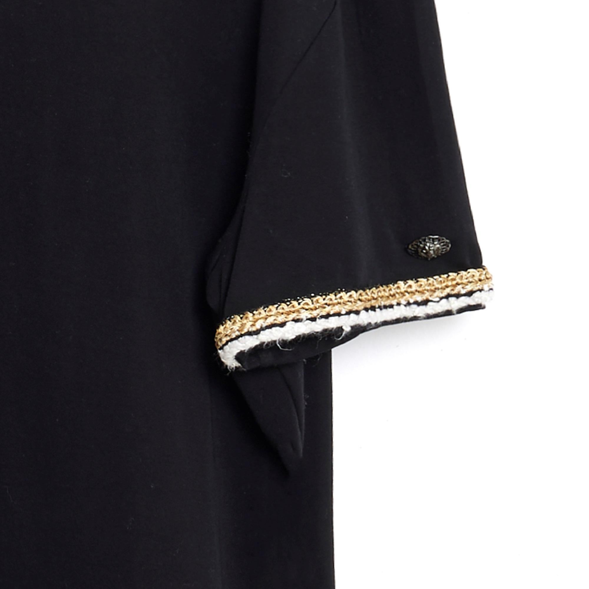 Top Chanel t-shirt collection Métiers d'Art or Pre Fall 2017 at the Ritz Paris, wide and slightly cropped shape in black cotton (soft and supple), round neck and short sleeves edged with a black and white gold braid. Size 40FR but the measurements