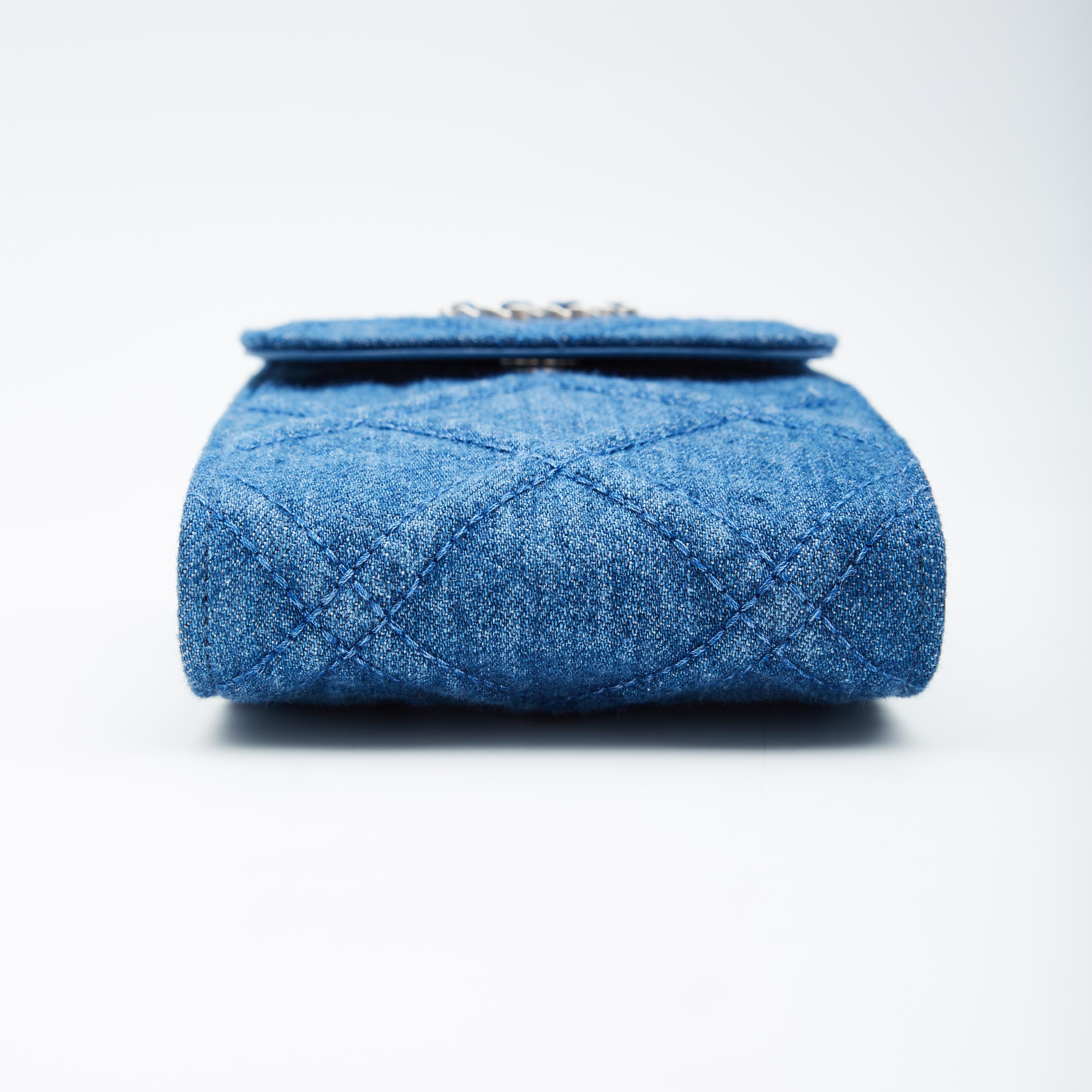 Bleu Sac à bandoulière en denim bleu Chanel 19 (2021) en vente