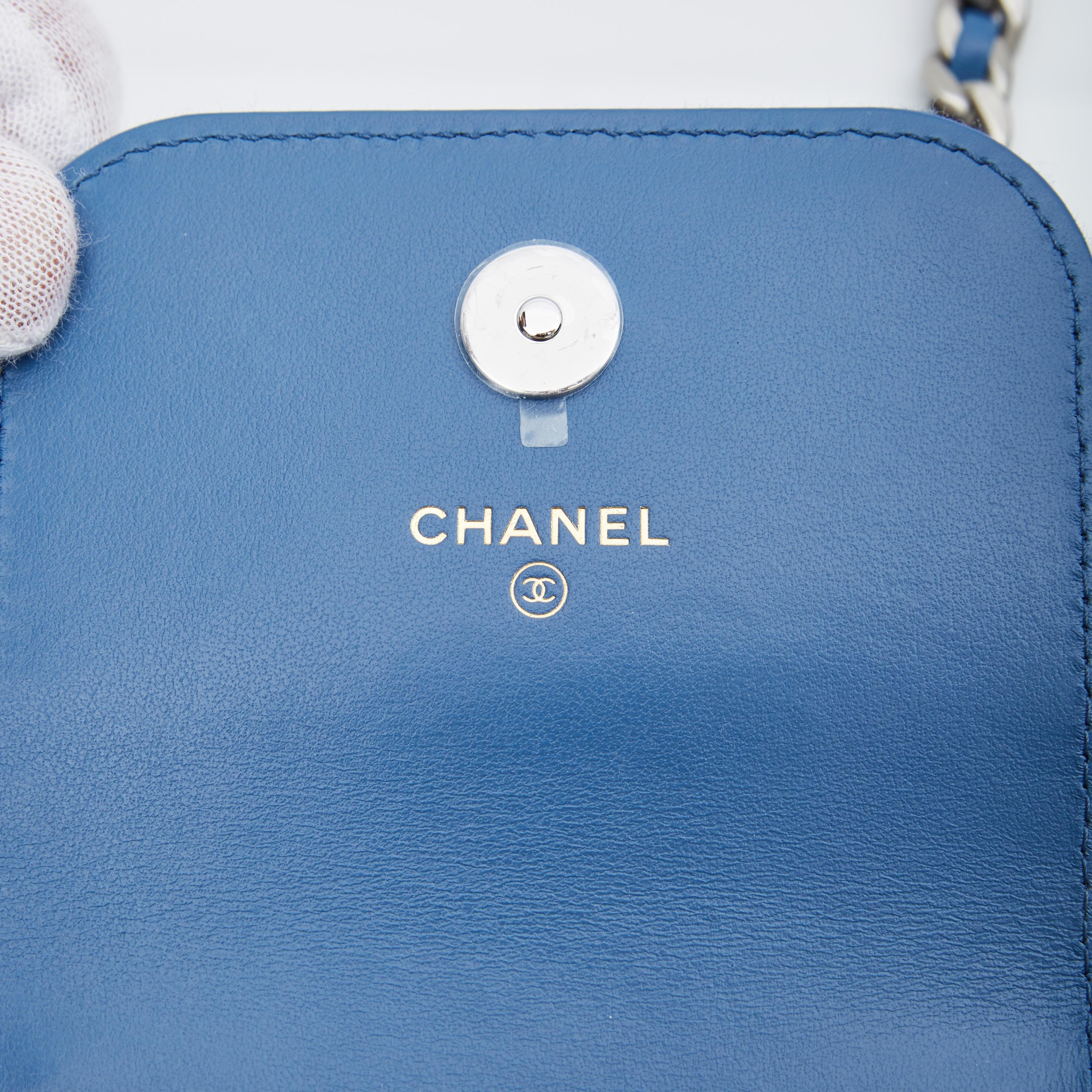 Sac à bandoulière en denim bleu Chanel 19 (2021) Neuf - En vente à Montreal, Quebec