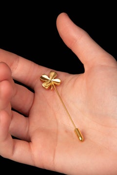 Broche Chanel par Karl Lagerfeld pour l'automne-hiver 2001