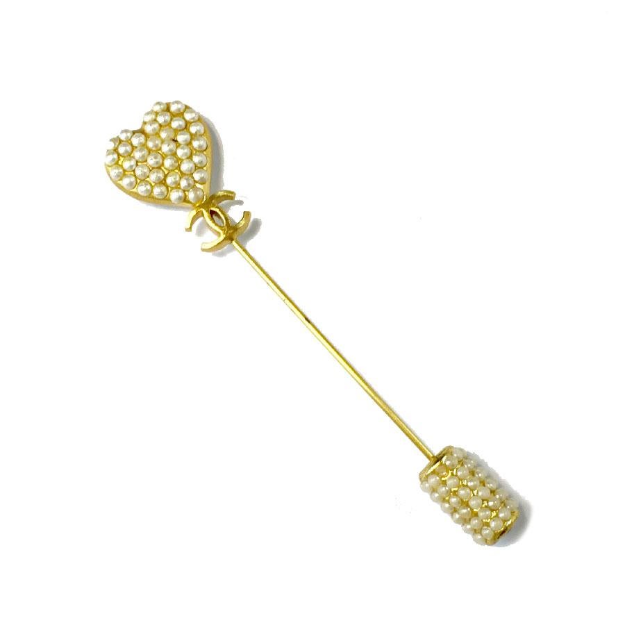 CHANEL Pin in Gilt Metal set with White Pearls In Excellent Condition In Paris, FR