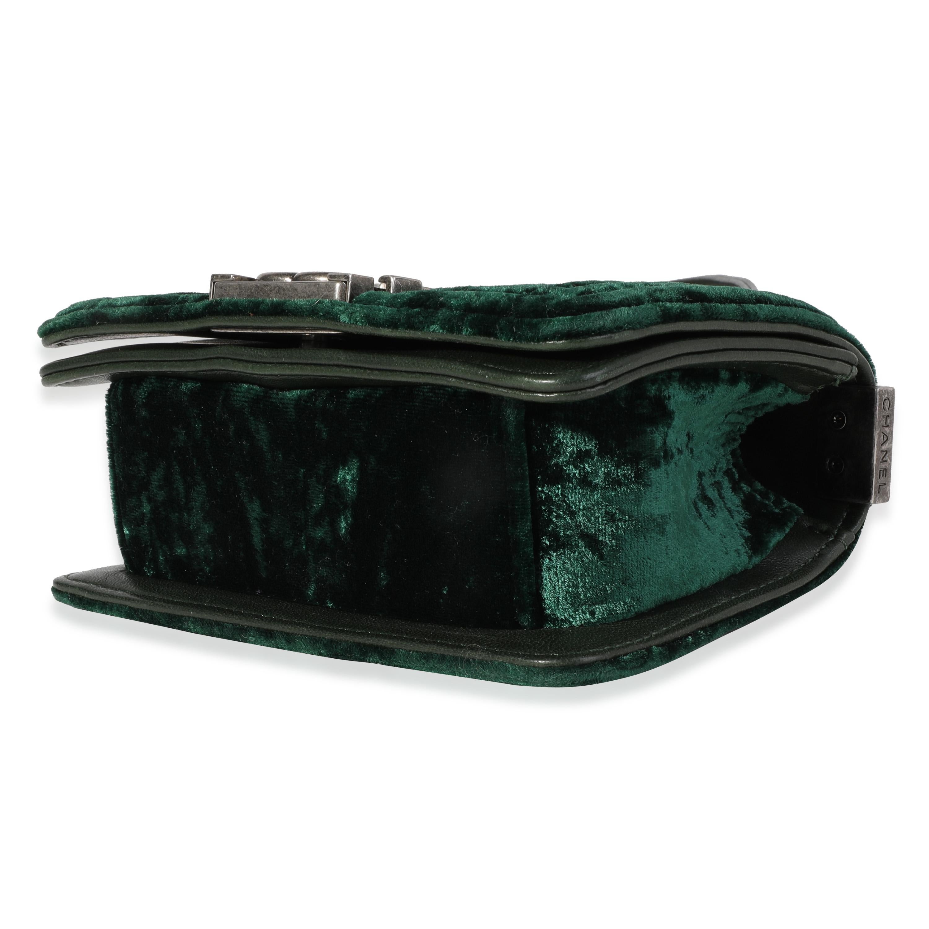 Listing Title: Chanel Pine Green Crushed Velvet Mini Boy Bag
SKU: 118996
Condition: Pre-owned (3000)
Handbag Condition: Excellent
Condition Comments: Scratches on interior.
Brand: Chanel
Model: Boy
Origin Country: Italy
Handbag Silhouette: Crossbody