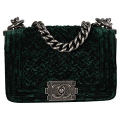 Chanel Mini-boy-Tasche aus grünem Samt mit Kiefernholzbesatz