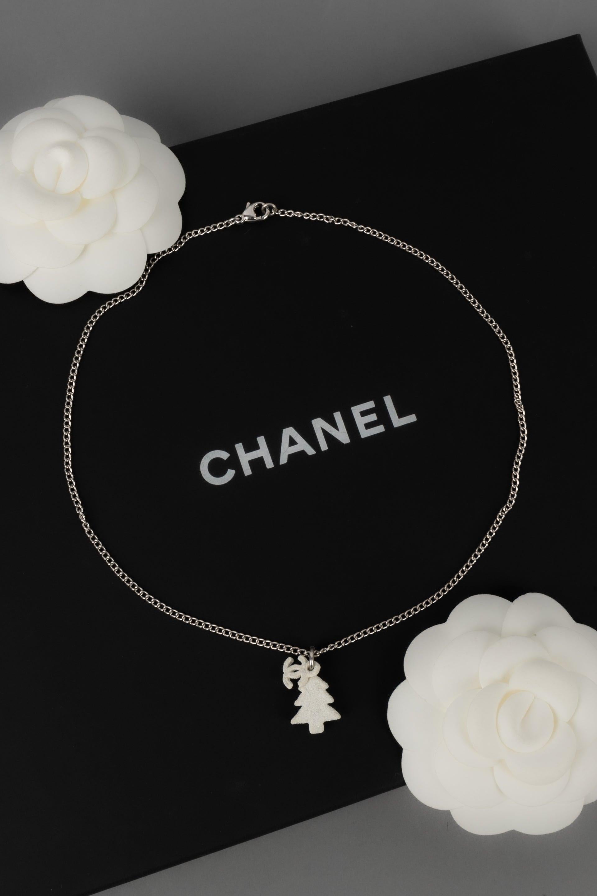 CHANEL - (Made in France) Kurze Halskette aus silbernem Metall mit einem Anhänger aus schneeähnlichem MATERIAL. Herbst-Winter 2003

Zusätzliche Informationen: 
Zustand: Sehr guter Zustand 
Abmessungen: Länge: 42 cm

Sellers Referenz: CB175
