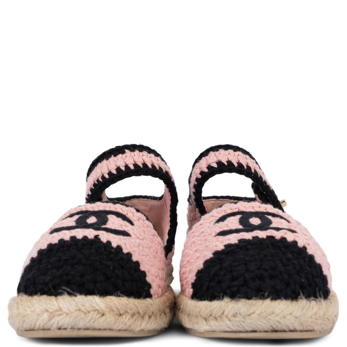 100% authentic Chanel CC braided Mary-Jane espadrilles in light pink and black braided knit with classic beige  raffia sole and gold-tone metal CC turn-lock. Have been worn and are in excellent condition. 

2022 Paris-Dubai