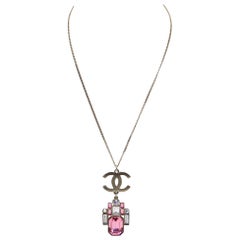 Chanel Rosa und weiße Kristall Baguettes CC Anhänger Halskette