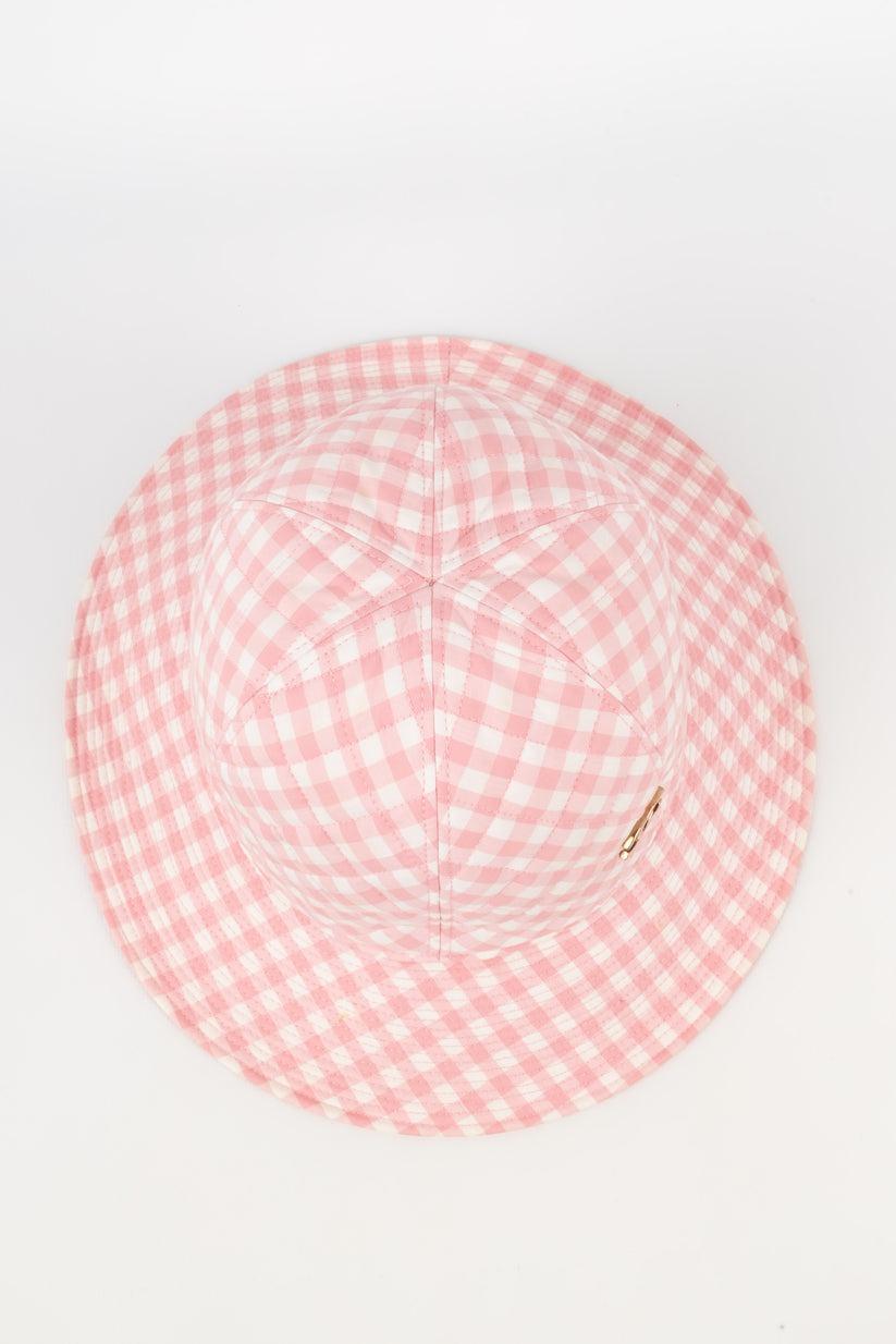 Chanel - Pink and white gingham quilted cotton hat.

Additional information:
Condition: Very good condition
Dimensions: Size 57

Seller Reference: CHP6