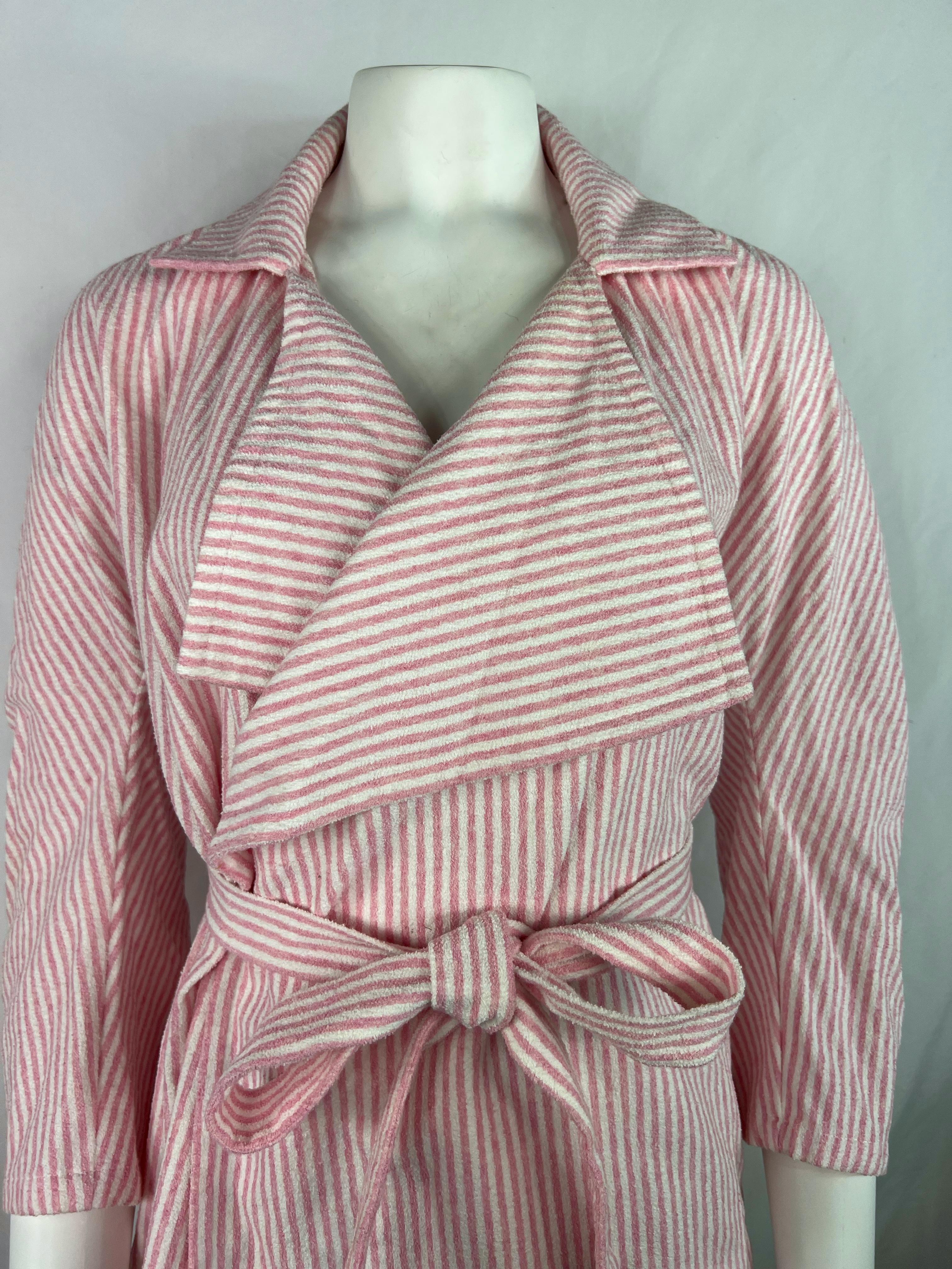 Chanel Rosa und Weiß Terry Cloth Robe Jacke aus Stoff, Größe 34 (Beige) im Angebot