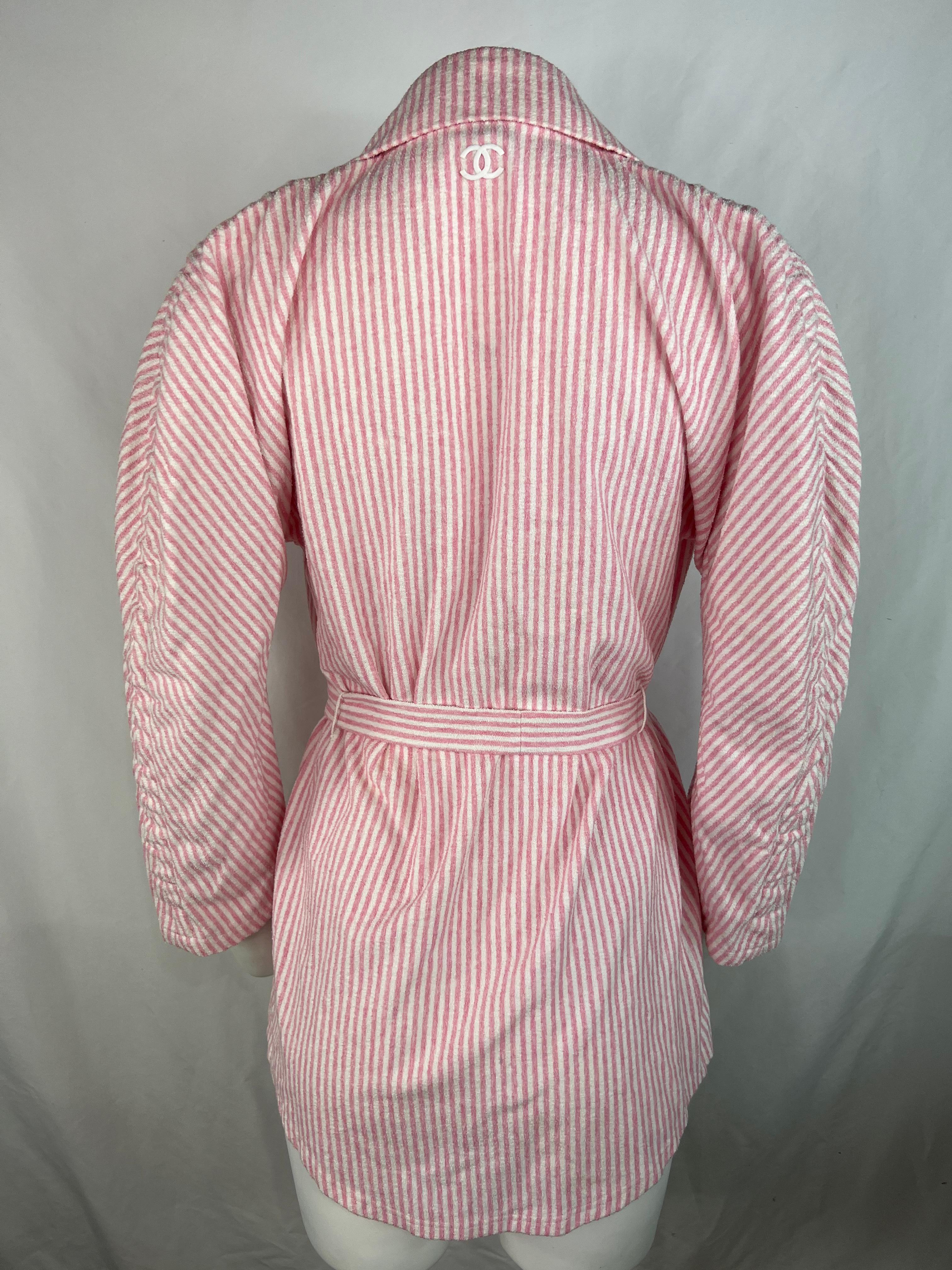Chanel Rosa und Weiß Terry Cloth Robe Jacke aus Stoff, Größe 34 Damen im Angebot