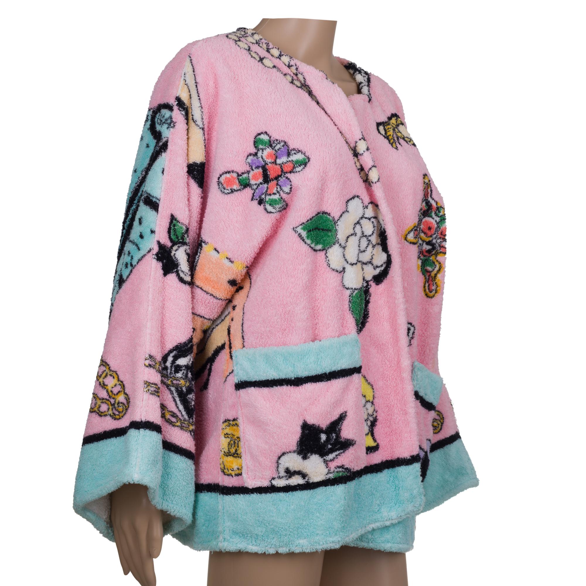 Veste de style peignoir à manches longues et ouverture sur le devant à grande silhouette rose de CHANEL, avec imprimé à motif signature de 1994 et 2 poches sur le devant.

Matériau : 100% coton
Taille : 38
Signature : CHANEL BOUTIQUE

Référence :