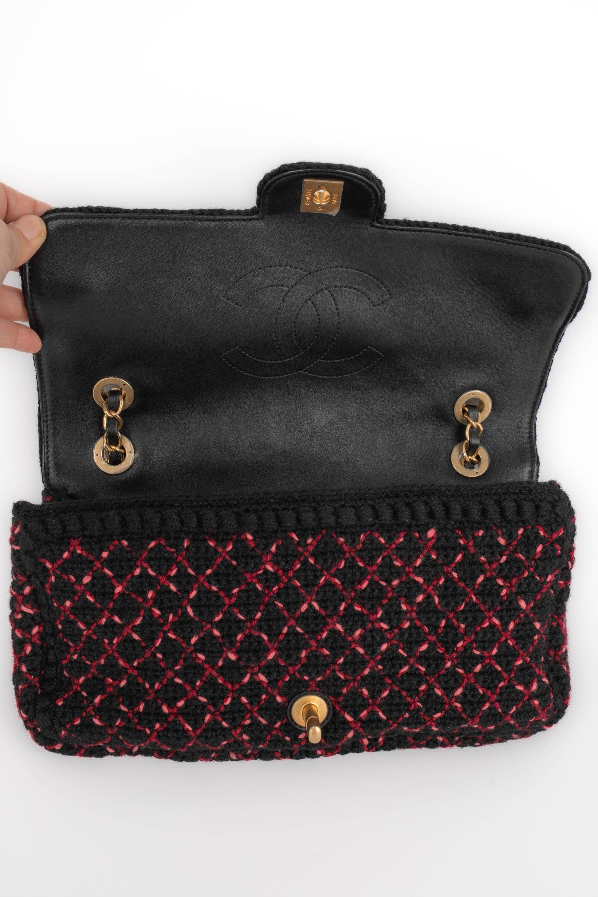 Bolso de malla rosa, negro y rojo de Chanel, 2017 en venta 5