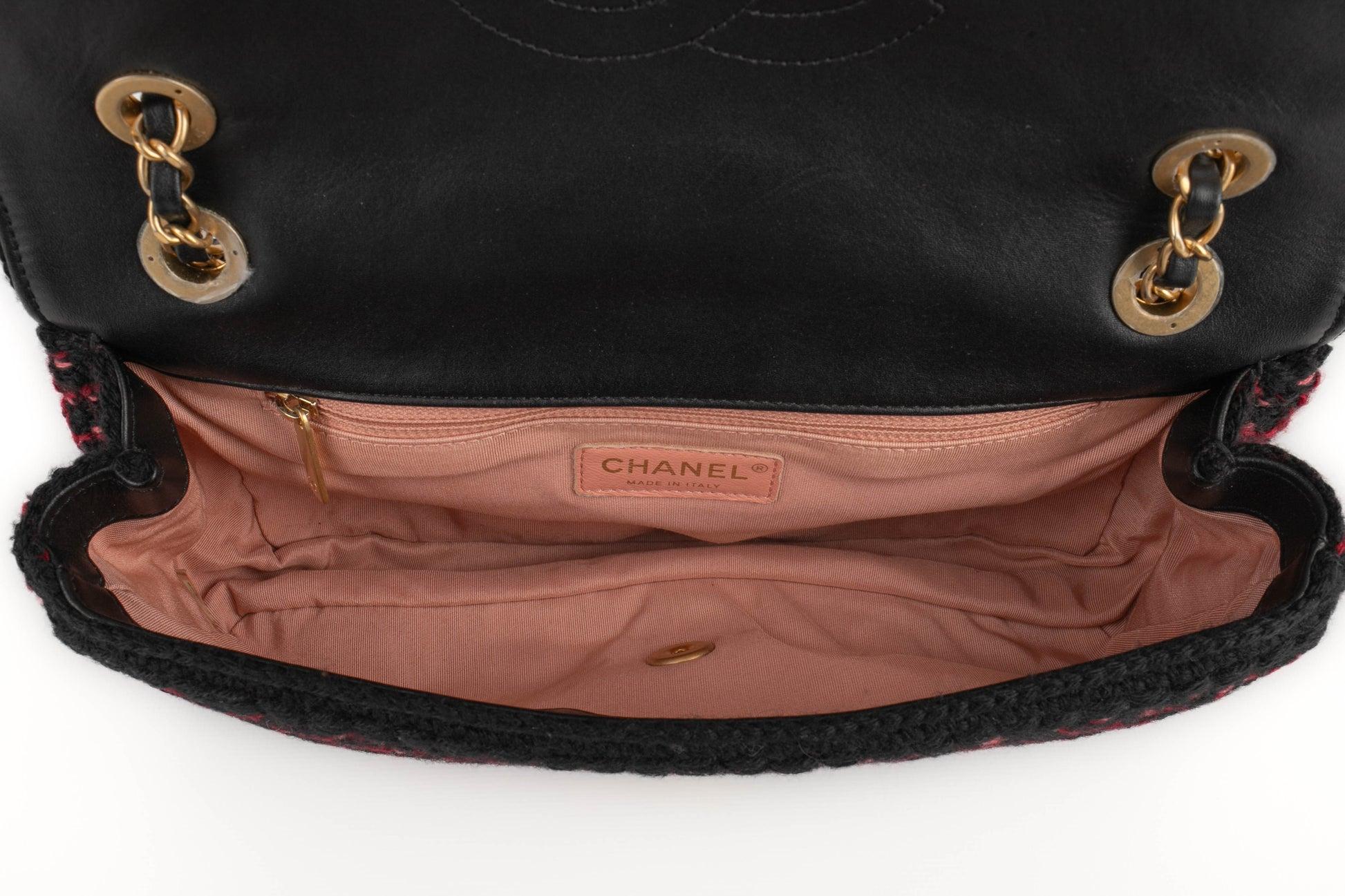 Bolso de malla rosa, negro y rojo de Chanel, 2017 en venta 6