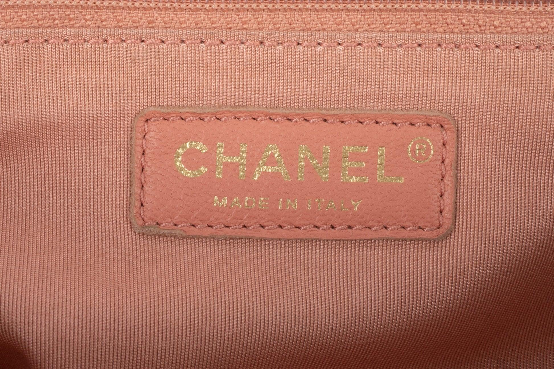 Bolso de malla rosa, negro y rojo de Chanel, 2017 en venta 7