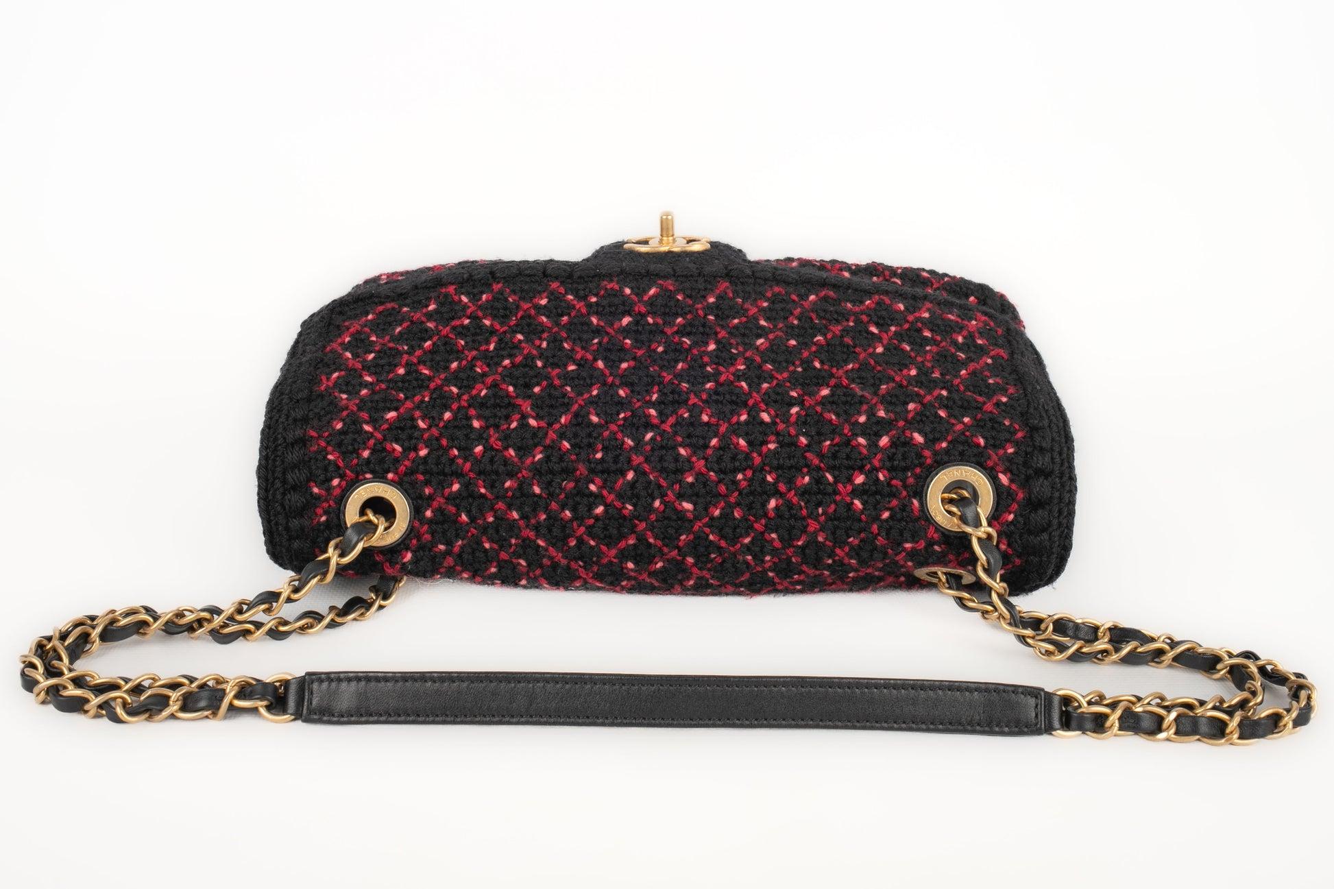 Bolso de malla rosa, negro y rojo de Chanel, 2017 en venta 4
