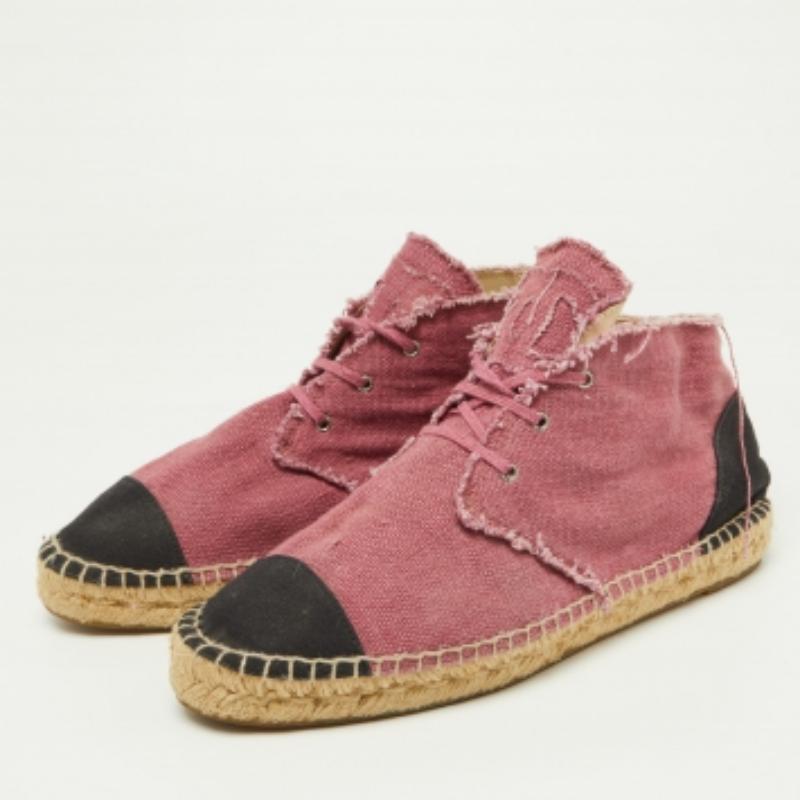 Ohne ein gutes Paar Turnschuhe ist die Garderobe unvollständig. Wenn Sie auf der Suche nach einem Paar sind, empfehlen wir Ihnen diese von Chanel! Diese Chanel High-Top-Sneaker wurden aus Canvas gefertigt. Sie sind mit einer strapazierfähigen