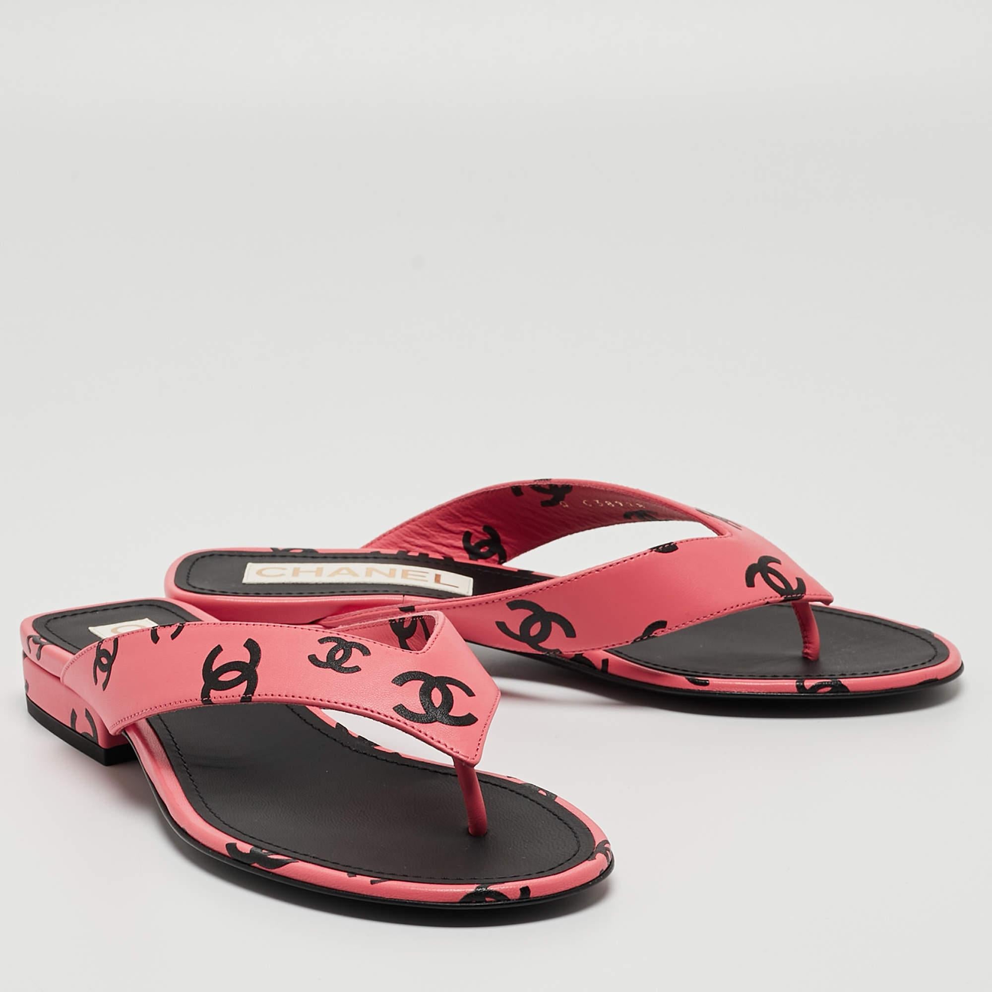 Chanel Pink/Black CC Print Leather Thong Sandals Size 36 In New Condition In Dubai, Al Qouz 2