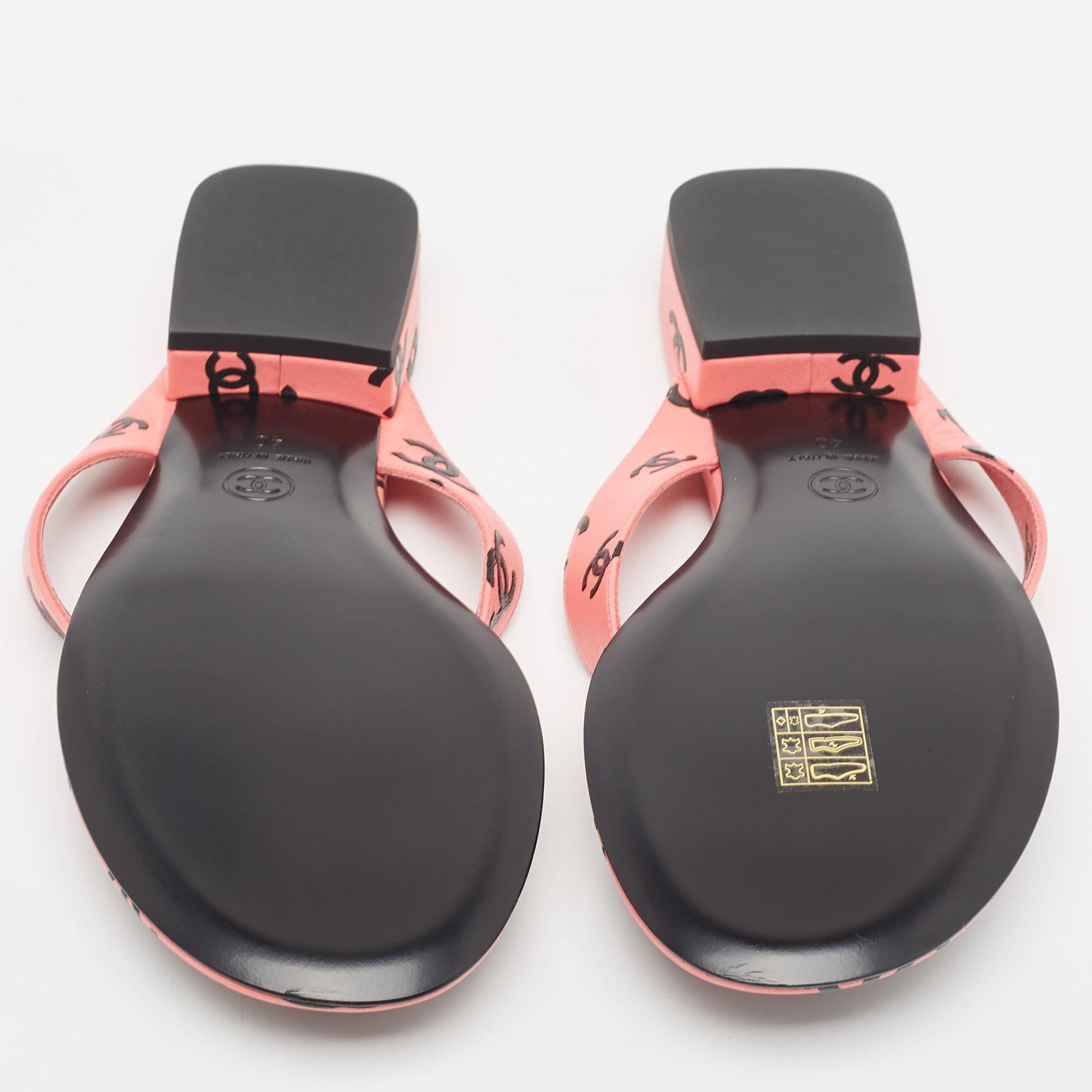 Women's Chanel Pink/Black CC Print Leather Thong Sandals Size 40 For Sale