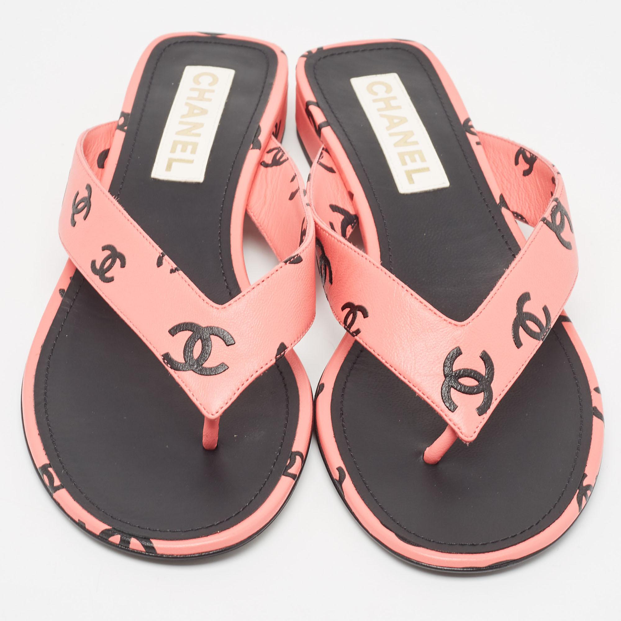 Chanel Pink/Black CC Print Leather Thong Sandals Size 40 For Sale 1