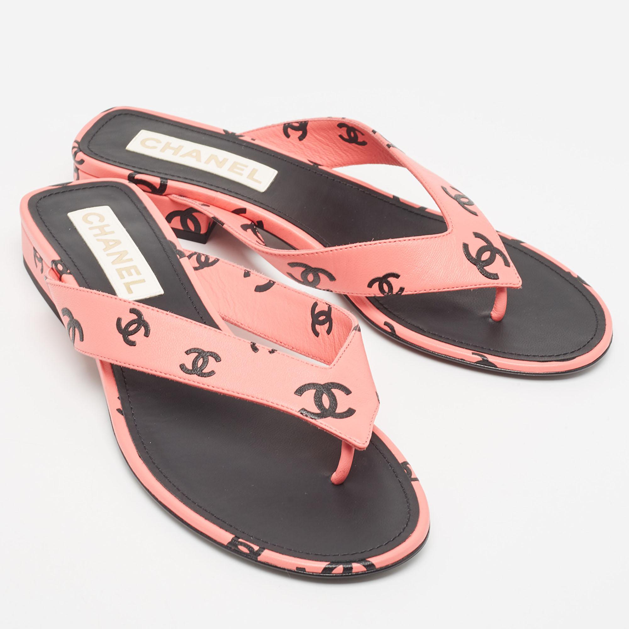 Chanel Pink/Black CC Print Leather Thong Sandals Size 40 For Sale 2