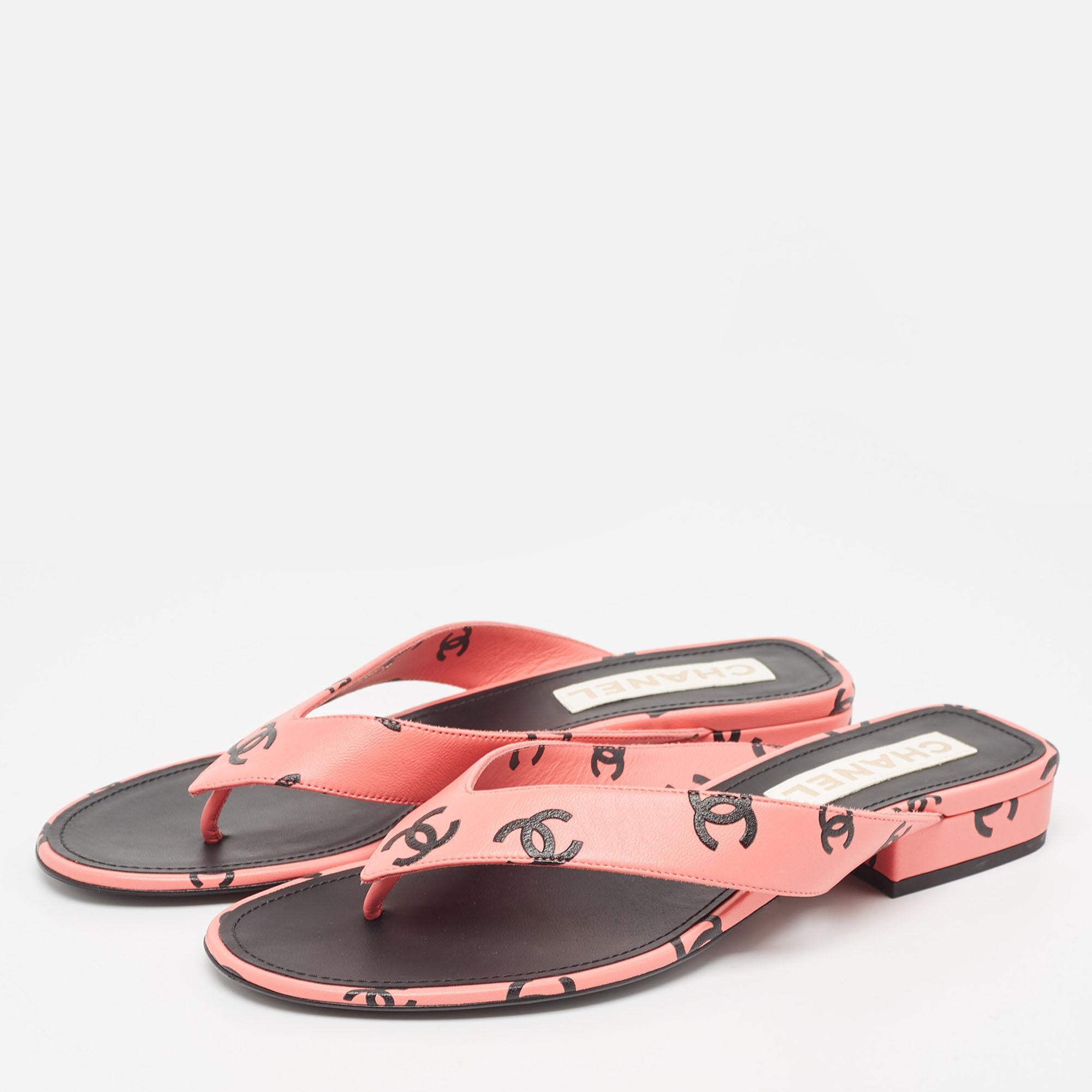 Chanel Pink/Black CC Print Leather Thong Sandals Size 40 For Sale 3