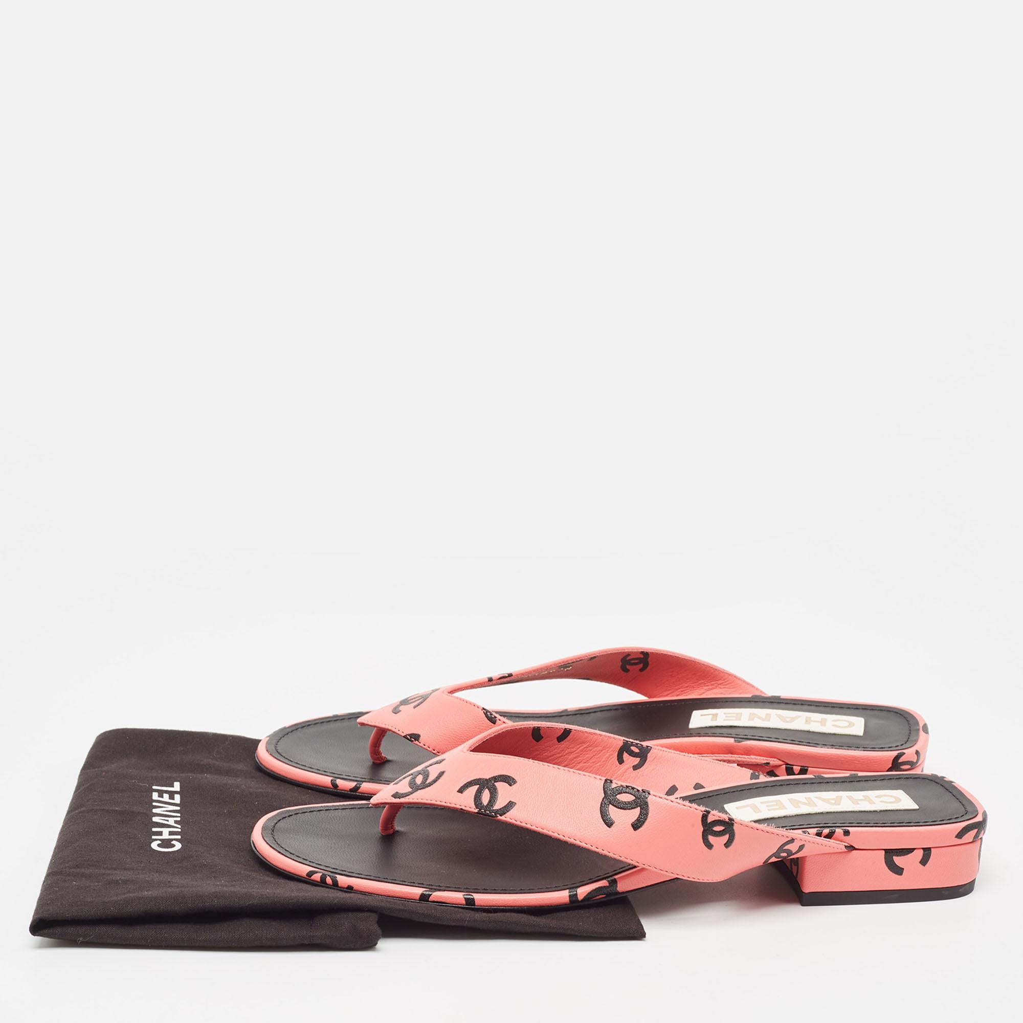 Chanel Pink/Black CC Print Leather Thong Sandals Size 40 For Sale 5