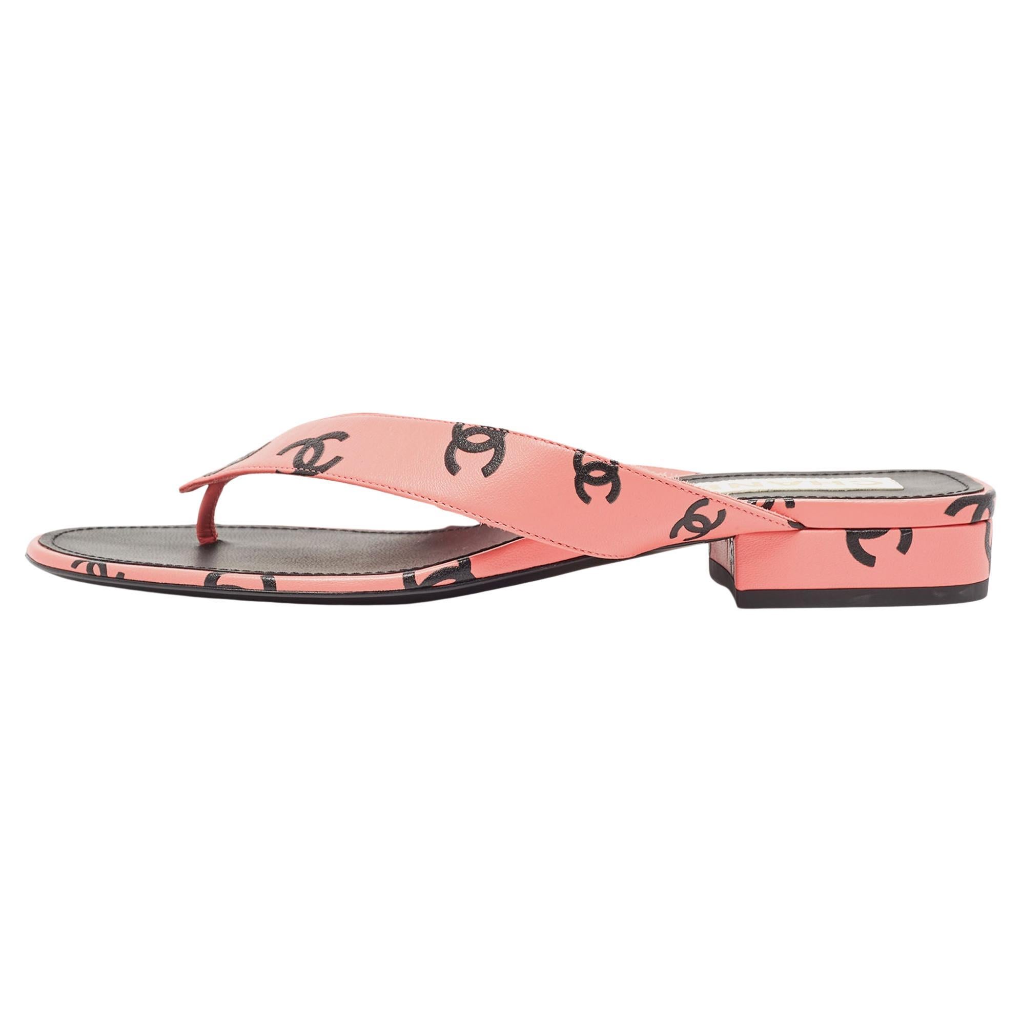 Chanel Pink/Black CC Print Leather Thong Sandals Size 40 For Sale