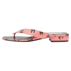 Chanel Rosa/Schwarze CC-Druck Leder-Thong-Sandalen Größe 40