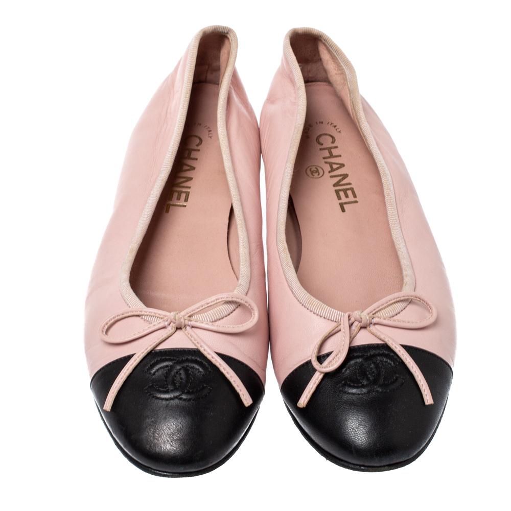 A pair of chic ballet flats for you to elevate your style! These Chanel flats come crafted from pink leather and feature the iconic CC logo detailed on the black cap toes. They flaunt delicate bows on the uppers and come equipped with comfortable