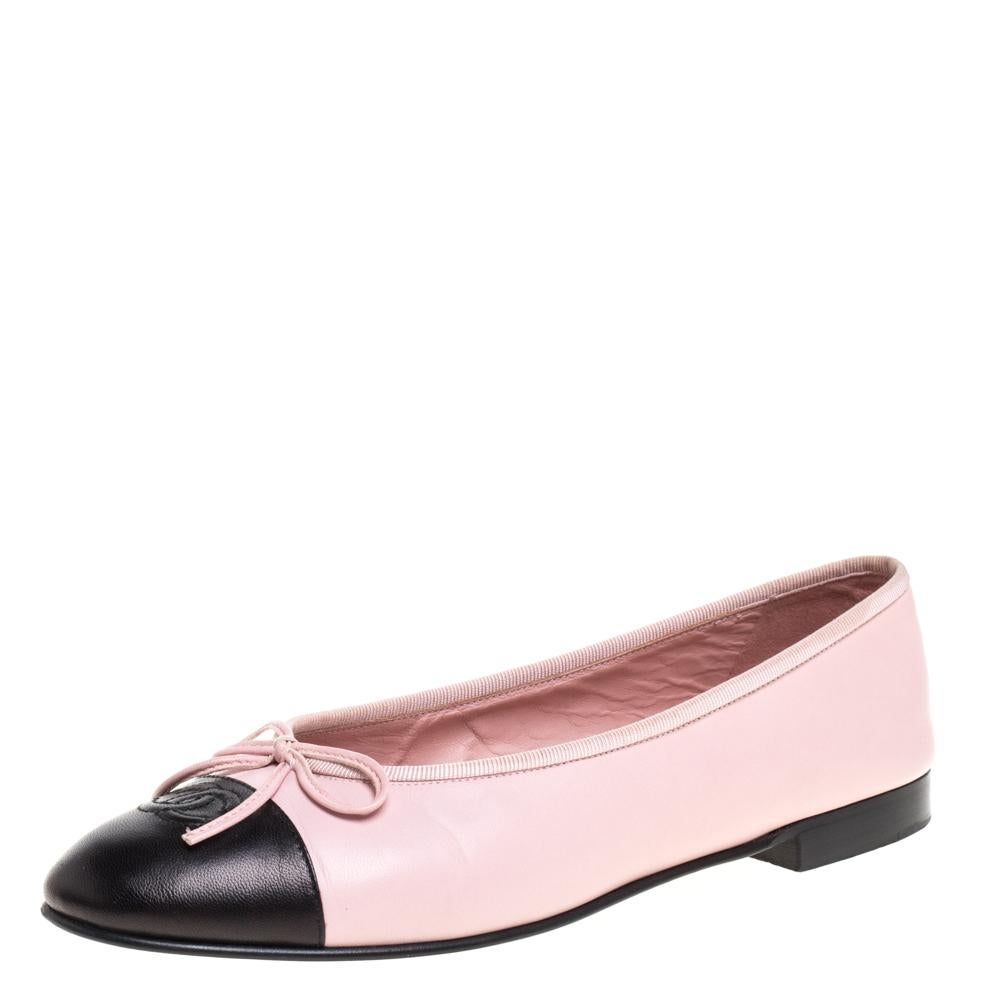 A pair of chic ballet flats for you to elevate your style! These Chanel flats come crafted from pink and black leather and feature the iconic CC logo detailed on the cap toes. They flaunt delicate bows on the uppers and come equipped with