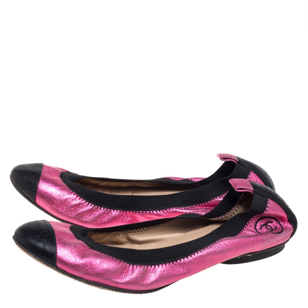 Chanel Pink/Black Leather CC Scrunch Ballet Flats Size 38.5 In Good Condition For Sale In Dubai, Al Qouz 2