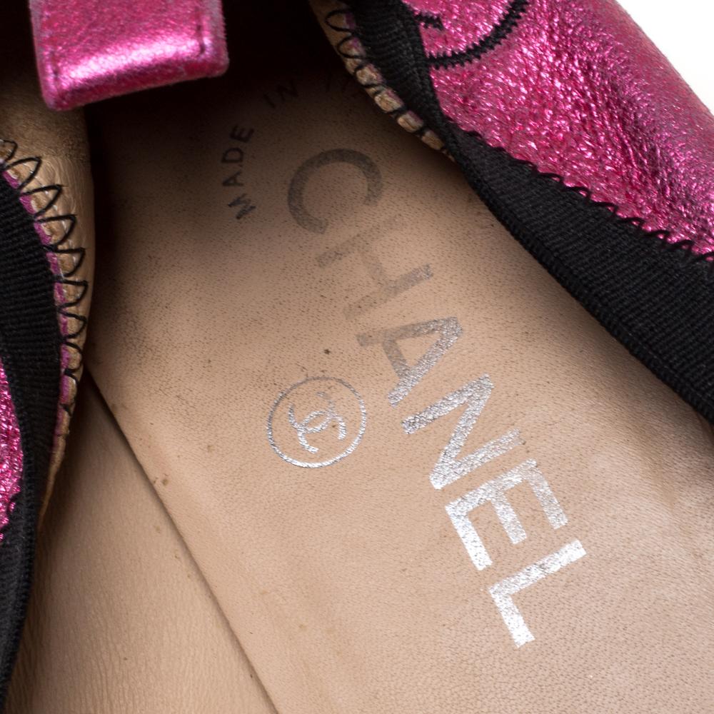 Women's Chanel Pink/Black Leather CC Scrunch Ballet Flats Size 38.5 For Sale