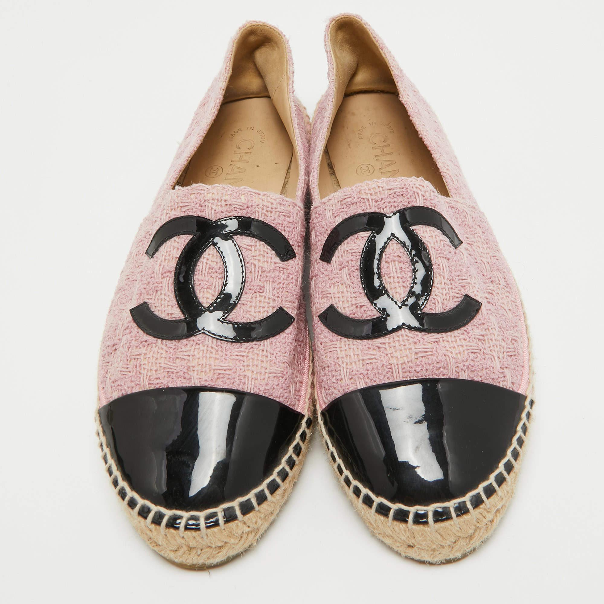These shoes by Chanel will be your favorite go-to pair for off-duty looks. Crafted using tweed & patent leather, the espadrille flats have cap toes, CC logo details, and rubber soles.


Includes
Original Dustbag