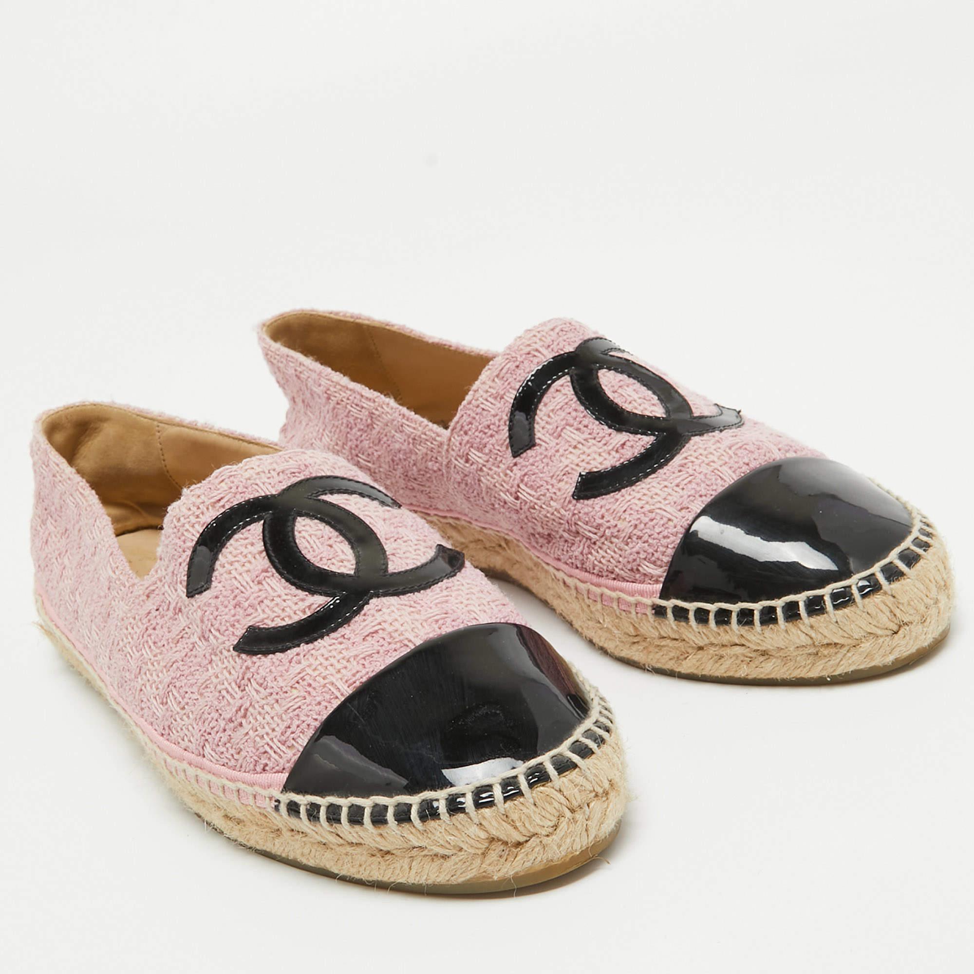 Chanel Pink/Black Tweed and Patent CC Cap Toe Espadrilles Size 41 In Good Condition In Dubai, Al Qouz 2