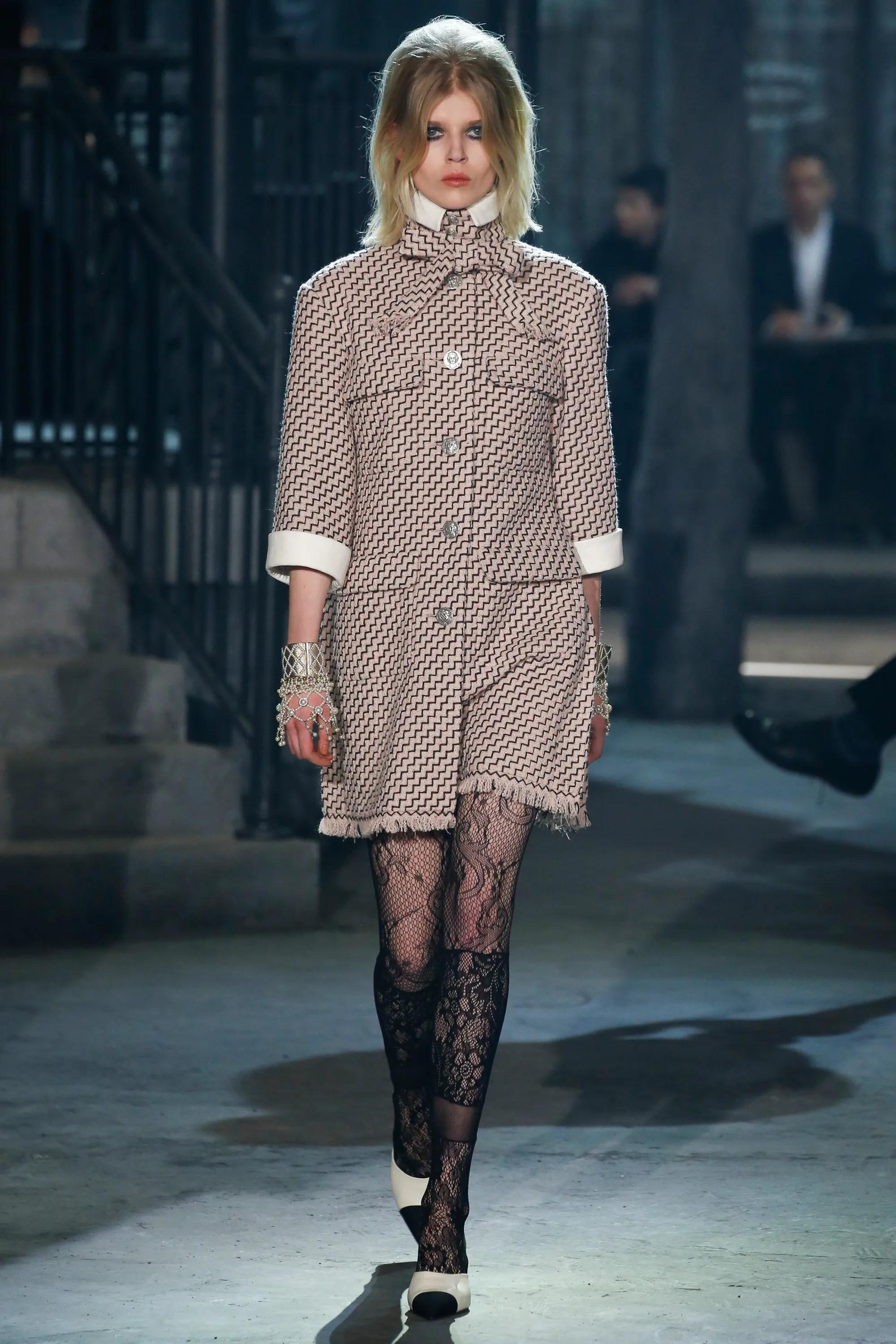 CHANEL pink black wool 2016 16A ROME LEATHER TRIM TWEED Coat Jacket 40 M For Sale 6