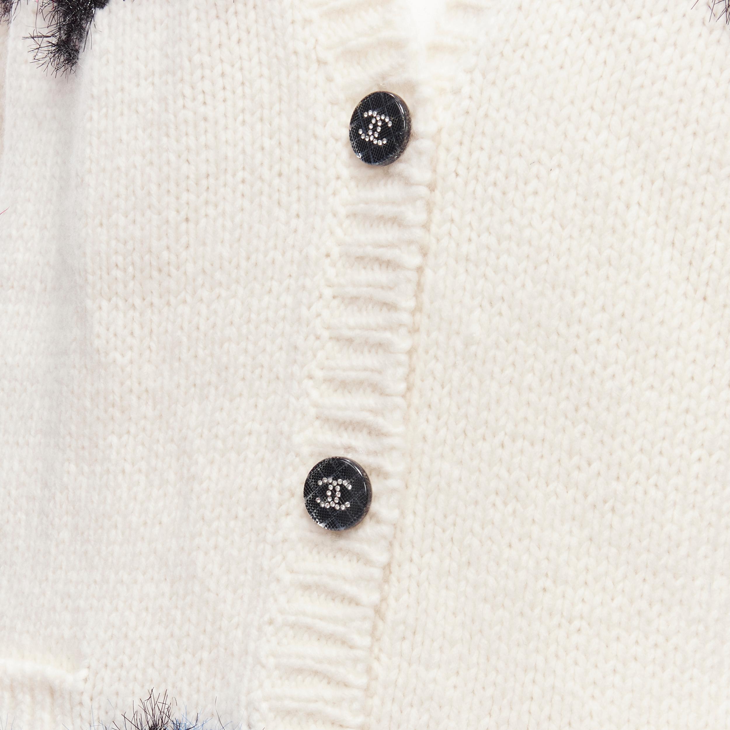 CHANEL pink blue fluffy lurex cream intarsia crystal CC button cardigan FR36 S
Reference: AAWC/A00466
Brand: Chanel
Designer: Virginie Viard
Collection: 2022 - Runway
Material: Polyamide, Cashmere, Blend
Color: Cream, Pink
Pattern: Solid
Closure: