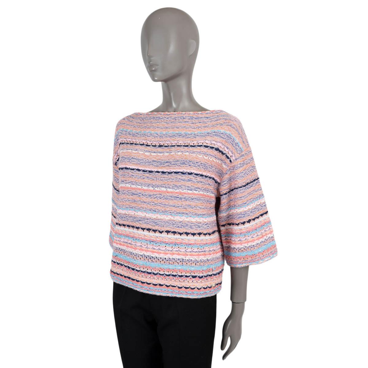 100% authentischer Chanel Pullover in rosa, orange, marine, hellblau, weiß und coralle Seide (61%), Baumwolle (36%) und Kaschmir (3%) mit eingewebten Bändern. Mit Rundhalsausschnitt, überschnittenen Schultern und weiten 3/4-Ärmeln. Unbeschriftet.