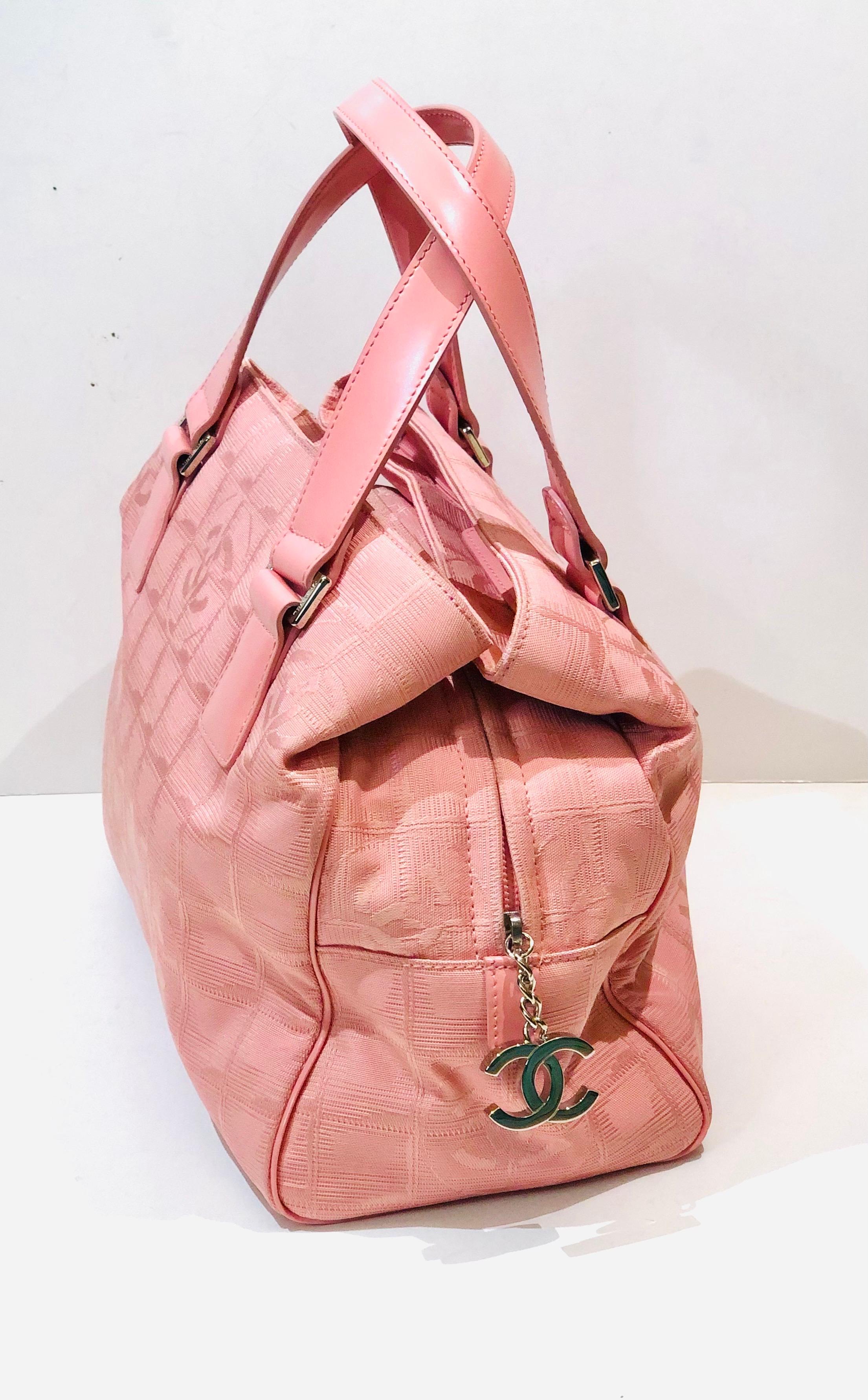 - Chanel pink boston style handbag from year 2004 to 2005.

- Leather handle.

- Two compartments zip closure.

- “CC” silver hardware. 

- Length: 30cm. Height: 22cm. Width: 12cm. Handle:36cm. Handle drop: 11cm

- Comes with authentic card and