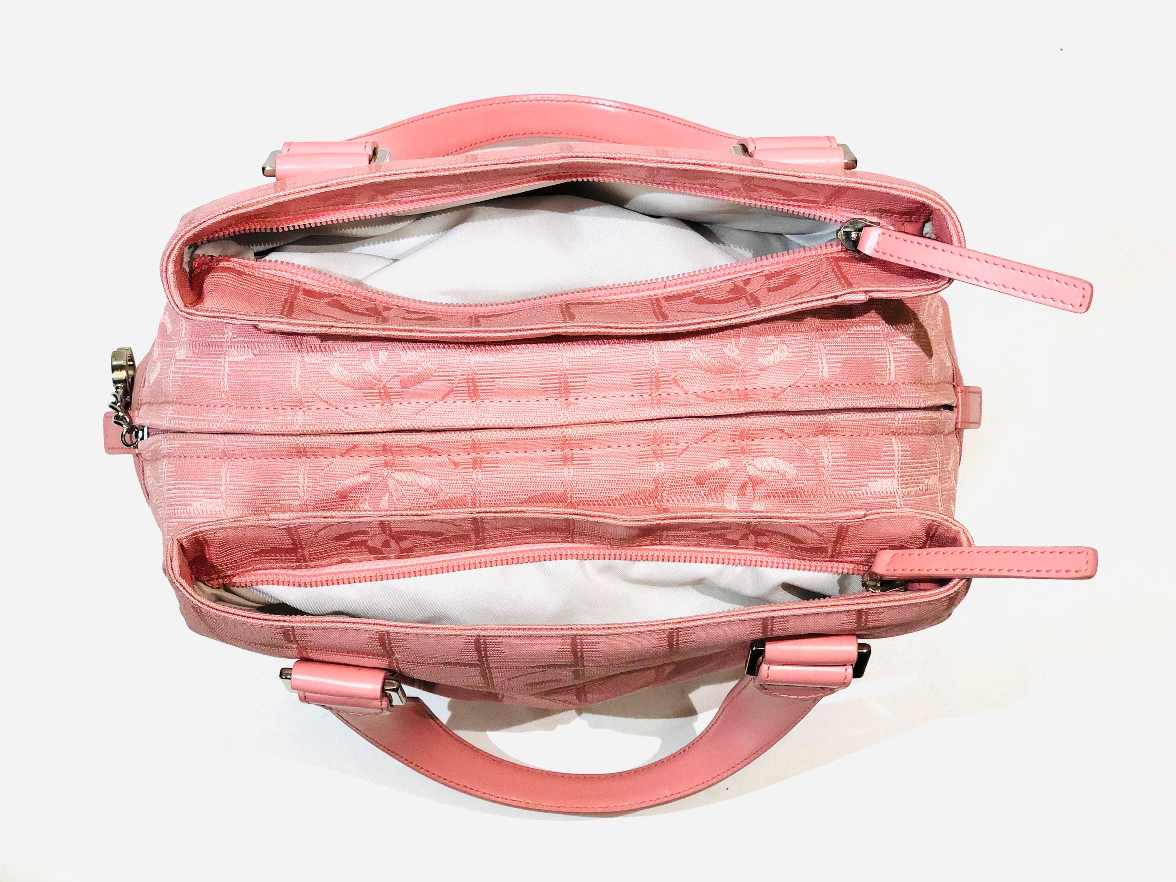 Sac à main rose de style Boston de Chanel. - En vente sur 1stDibs