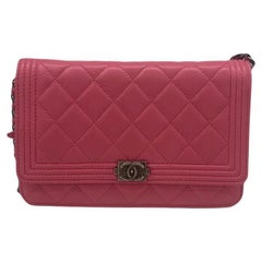 Chanel - Portefeuille rose Boy sur chaîne SHW