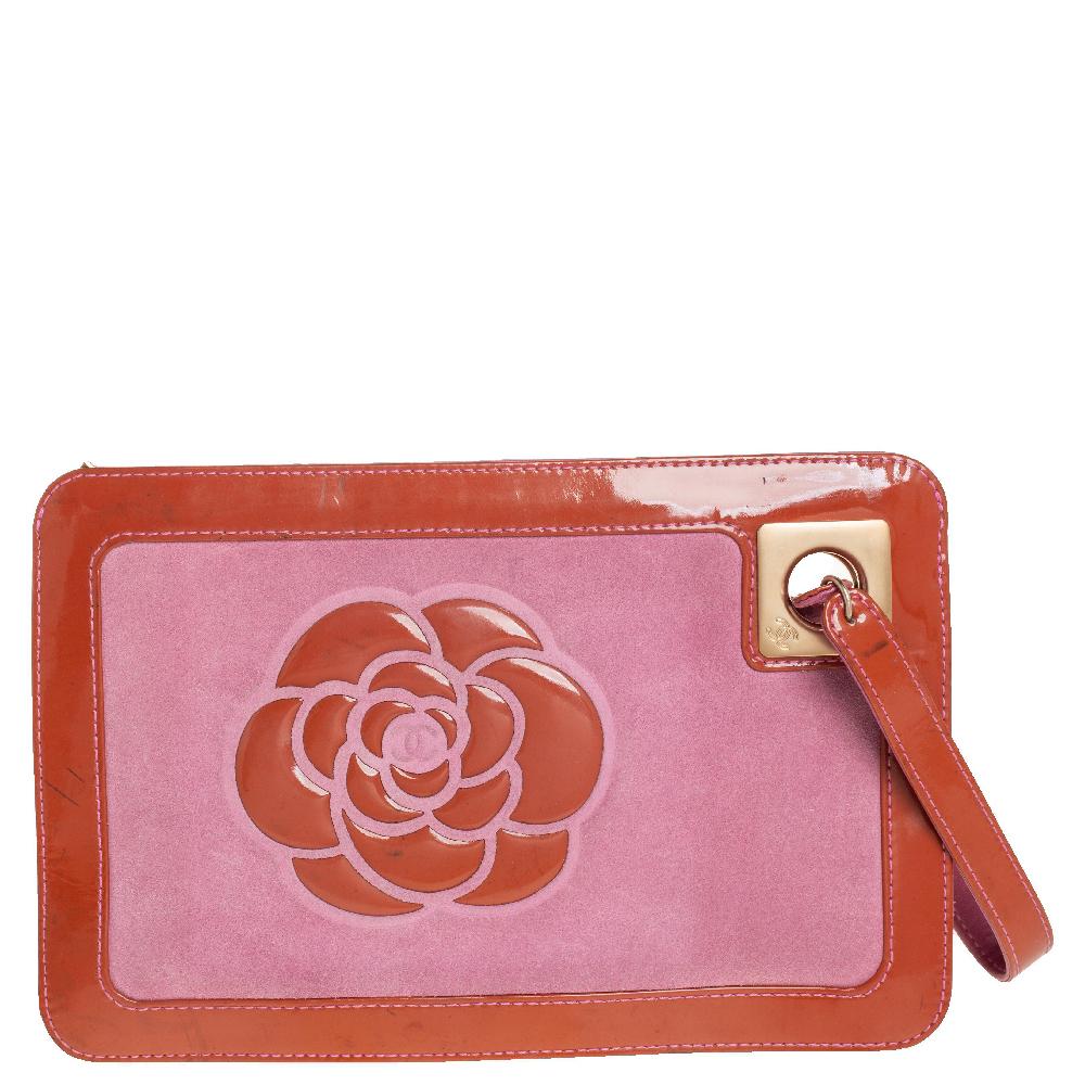 Chanel creations are known for their unique designs that emanate the label's feminine verve and immaculate craftsmanship that makes their creations last season after season. Crafted from suede and patent leather, the clutch features a Camellia