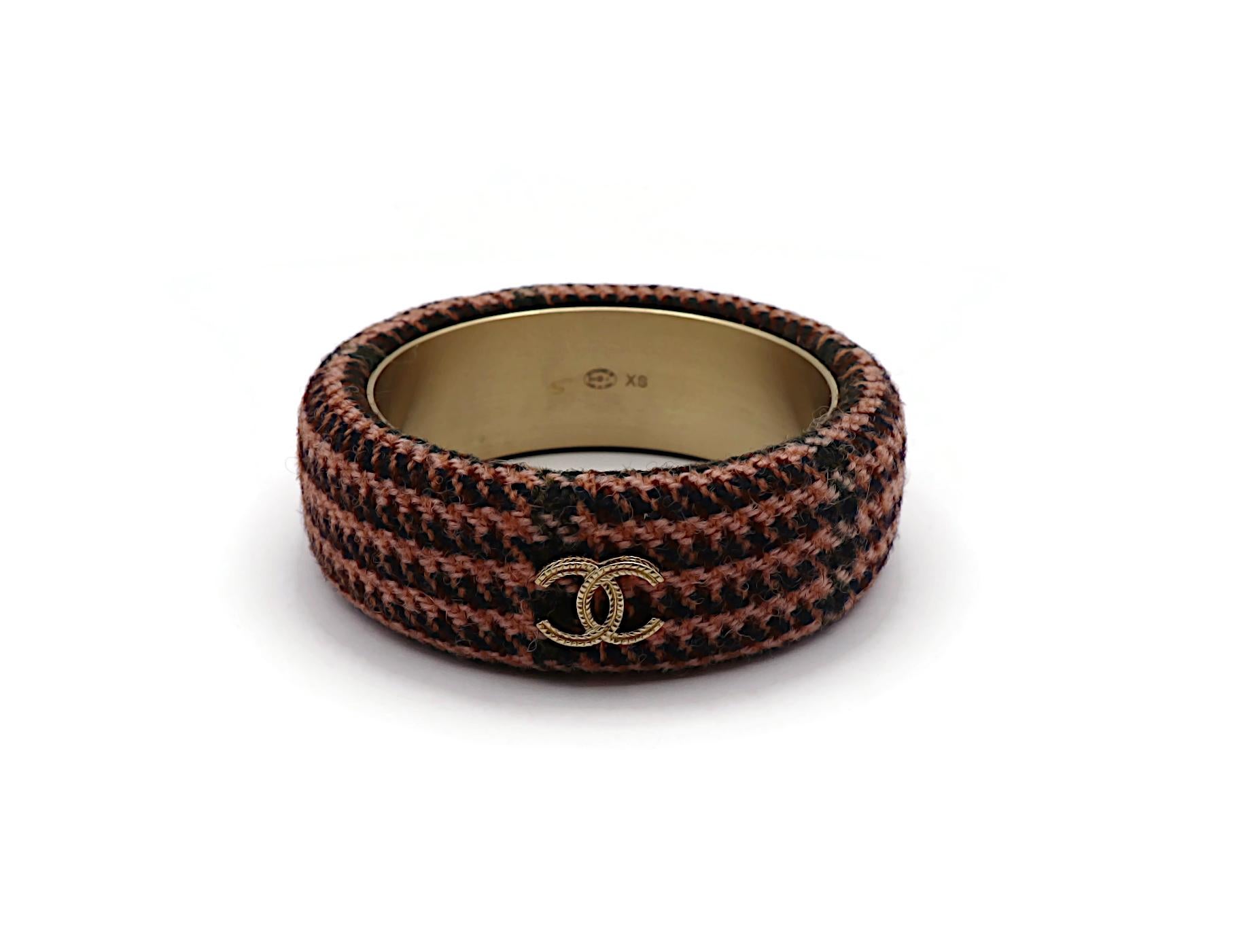 Chanel Bracciale CC in tweed rosa e oro taglia XS, 2013 In condizioni buone in vendita a Nice, FR