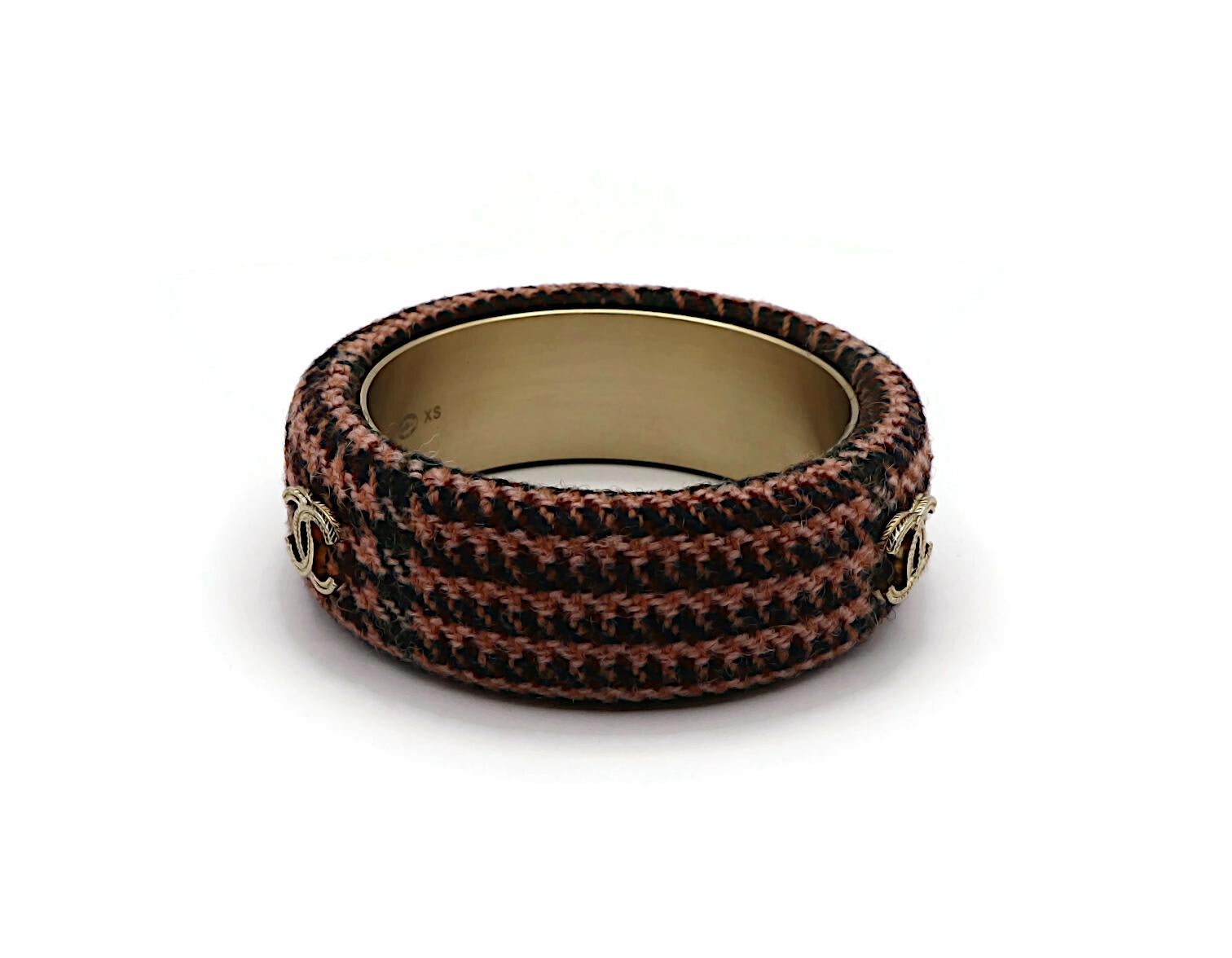 Donna Chanel Bracciale CC in tweed rosa e oro taglia XS, 2013 in vendita