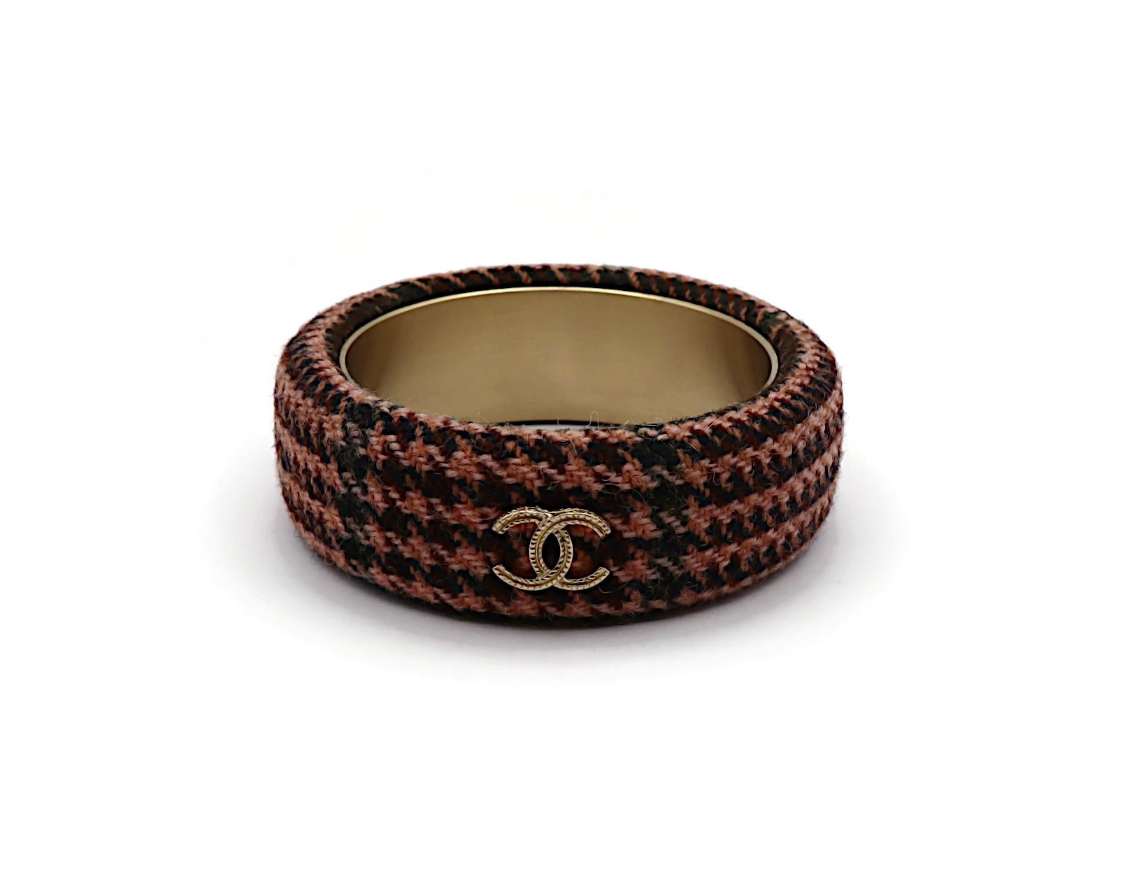 Chanel Bracciale CC in tweed rosa e oro taglia XS, 2013 in vendita 1