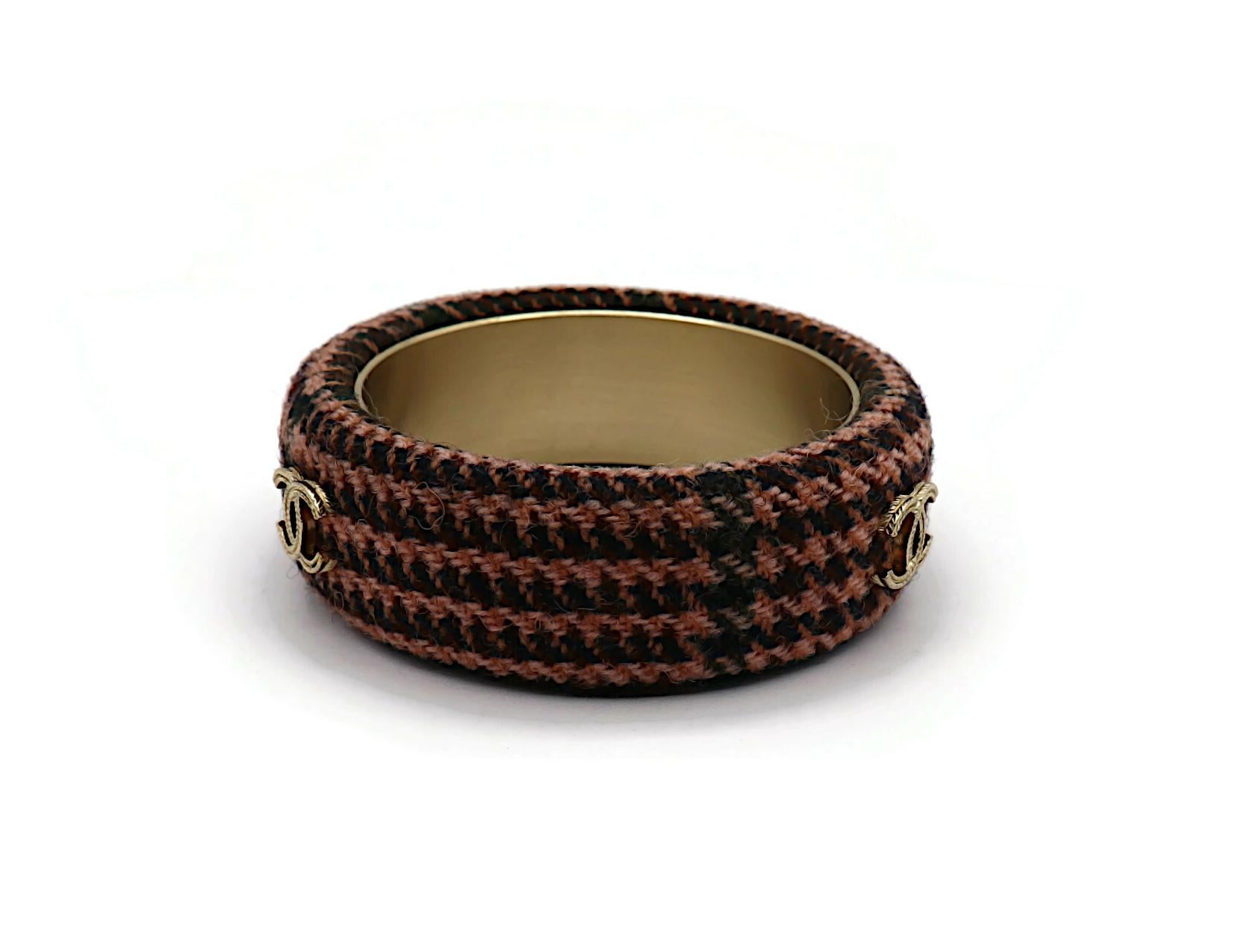 Chanel Bracciale CC in tweed rosa e oro taglia XS, 2013 in vendita 2