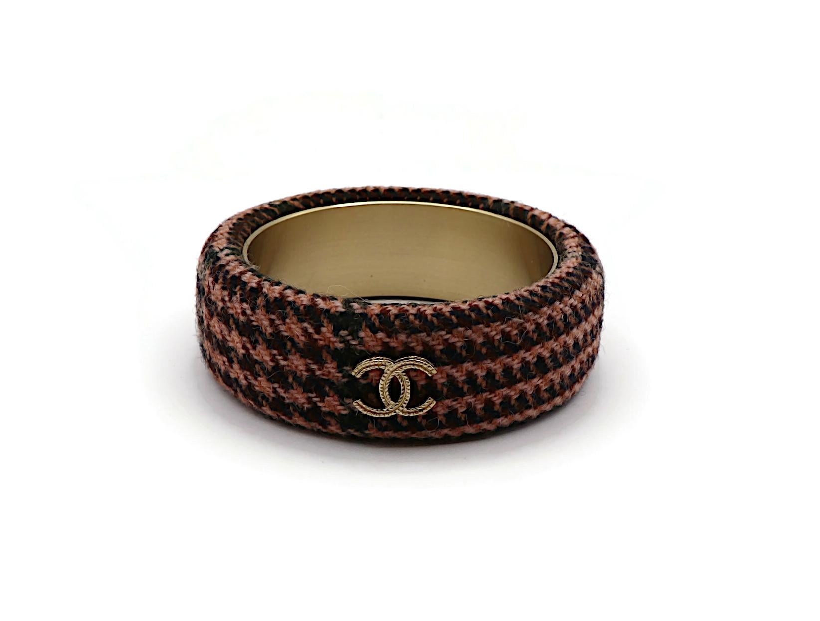 Chanel Bracciale CC in tweed rosa e oro taglia XS, 2013 in vendita 3
