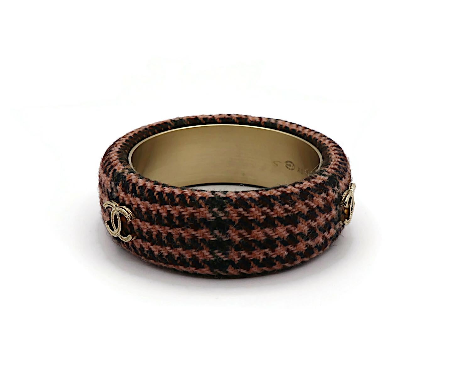 Chanel Bracciale CC in tweed rosa e oro taglia XS, 2013 in vendita 4