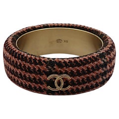 CHANEL Pulsera CC de tweed marrón rosado y tono dorado Talla XS, 2013