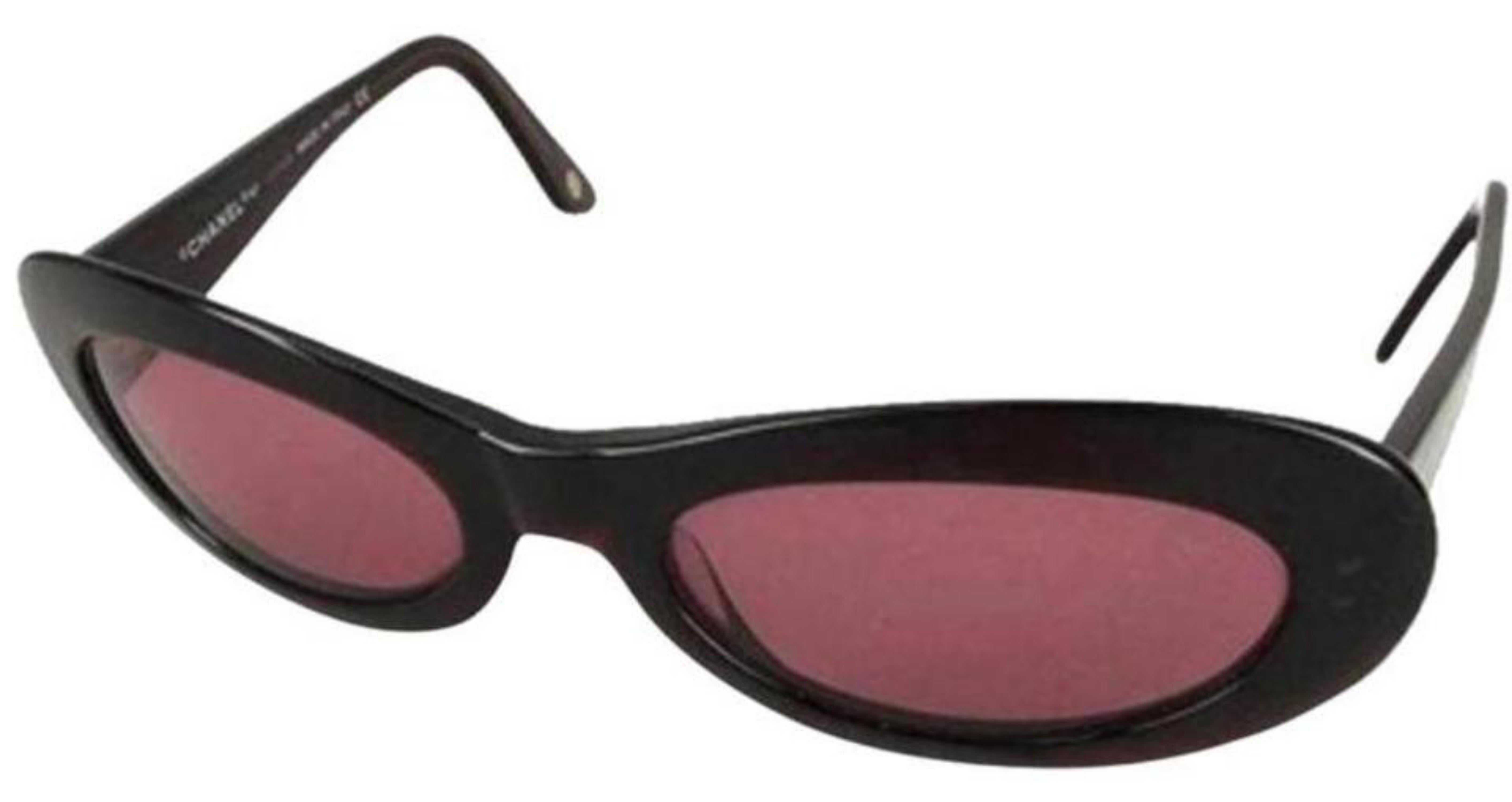 Chanel Burgundy Sunglasses c.539/64
Previously owned.
Made In: Italy
Frame and lenses have scratches. Sunglasses case has odor.
This item does not come with any other extra accessories.
Please review measurements and photos to see if this is the